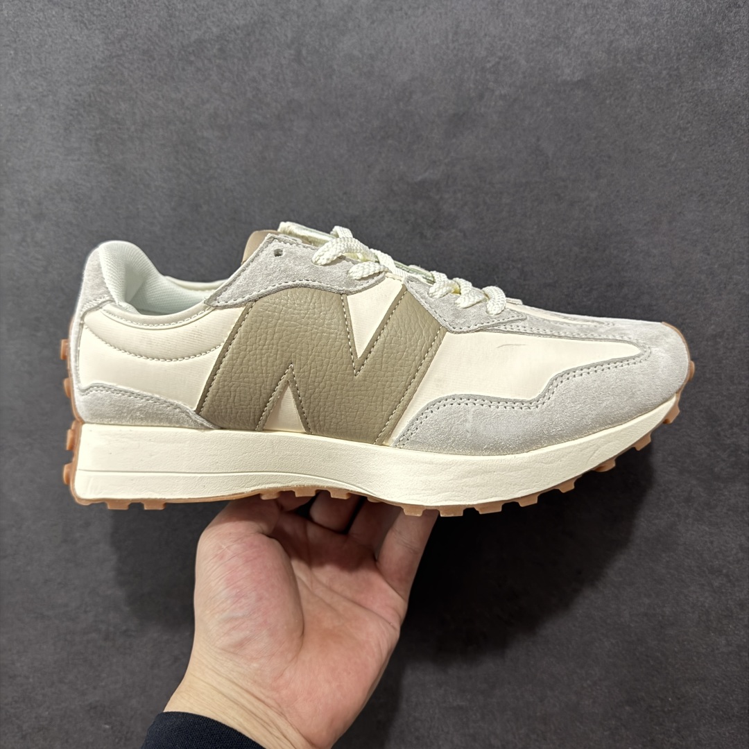 【K8版本】NB新百伦New Balance NB327系列复古休闲运动慢跑鞋 WS327LZ 全新 New Balance 327 系列,以更纯粹的复古风格设计打造的全新造型。侧身还以解构设计,将 N 字标志以做旧压花样式呈现,样式别具新意。而麂皮、冲孔皮革的塑造,则呈现出高级怀旧气质,也让鞋款在奢华时装风格与运动氛围之间达到了平衡。 尺码:36~45半-选品中心
