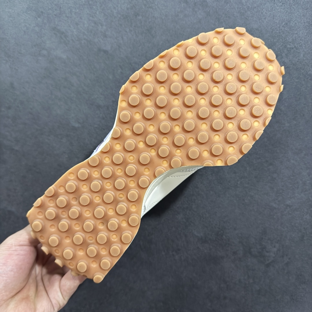 图片[9]-【K8版本】NB新百伦New Balance NB327系列复古休闲运动慢跑鞋 WS327OS 全新 New Balance 327 系列，以更纯粹的复古风格设计打造的全新造型。侧身还以解构设计，将 N 字标志以做旧压花样式呈现，样式别具新意。而麂皮、冲孔皮革的塑造，则呈现出高级怀旧气质，也让鞋款在奢华时装风格与运动氛围之间达到了平衡。 尺码：36～45半-选品中心