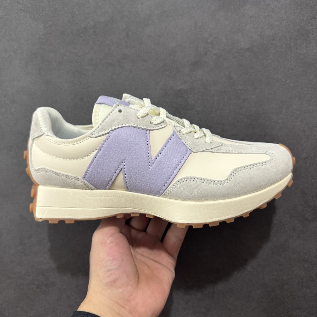 【K8版本】NB新百伦New Balance NB327系列复古休闲运动慢跑鞋 WS327OS 全新 New Balance 327 系列,以更纯粹的复古风格设计打造的全新造型。侧身还以解构设计,将 N 字标志以做旧压花样式呈现,样式别具新意。而麂皮、冲孔皮革的塑造,则呈现出高级怀旧气质,也让鞋款在奢华时装风格与运动氛围之间达到了平衡。 尺码:36~45半-选品中心