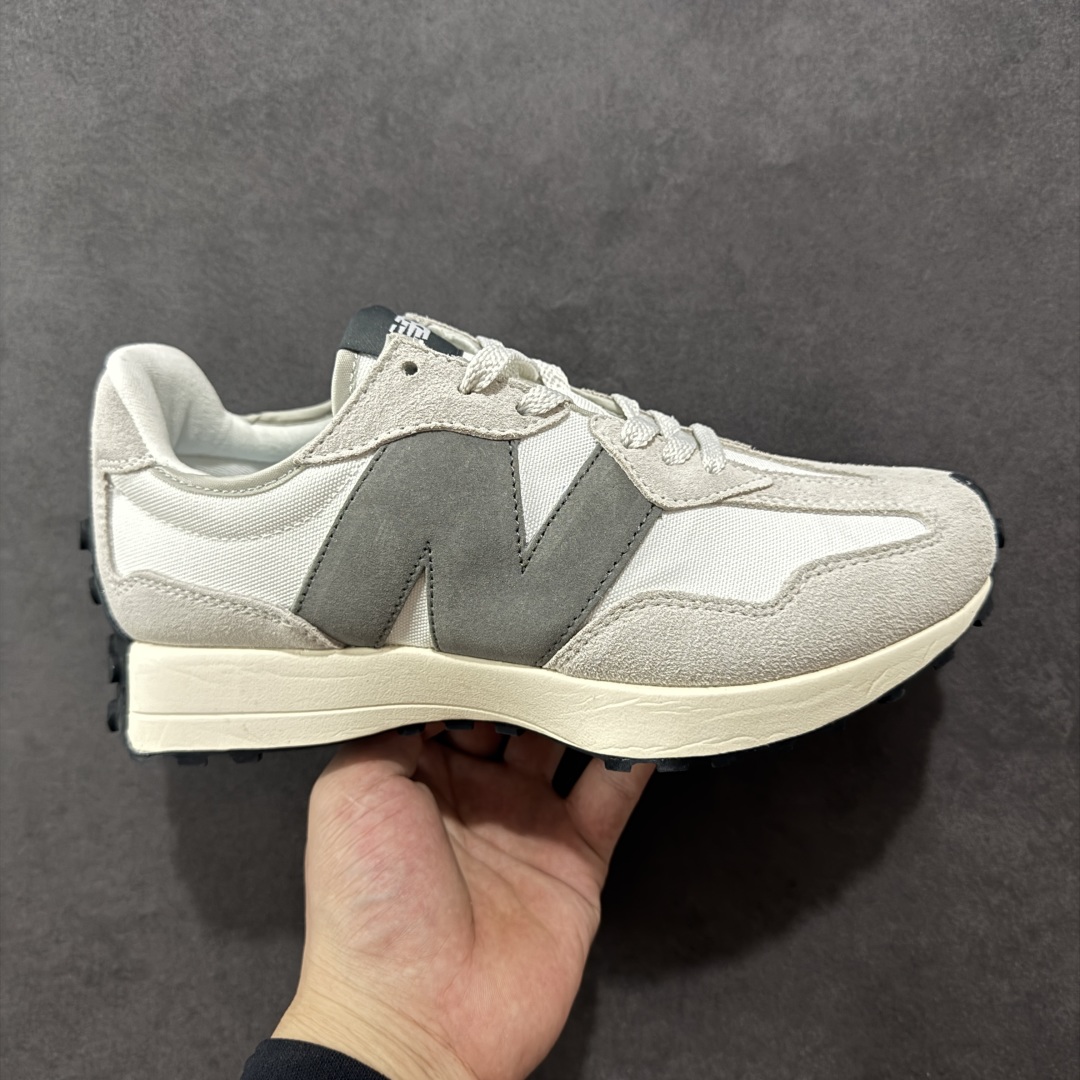【K8版本】NB新百伦New Balance NB327系列复古休闲运动慢跑鞋 MS327WE 全新 New Balance 327 系列,以更纯粹的复古风格设计打造的全新造型。侧身还以解构设计,将 N 字标志以做旧压花样式呈现,样式别具新意。而麂皮、冲孔皮革的塑造,则呈现出高级怀旧气质,也让鞋款在奢华时装风格与运动氛围之间达到了平衡。 尺码:36~45半-选品中心