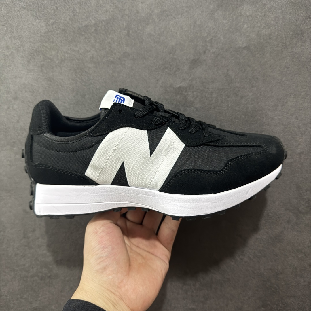 【K8版本】NB新百伦New Balance NB327系列复古休闲运动慢跑鞋 MS327CPG 全新 New Balance 327 系列,以更纯粹的复古风格设计打造的全新造型。侧身还以解构设计,将 N 字标志以做旧压花样式呈现,样式别具新意。而麂皮、冲孔皮革的塑造,则呈现出高级怀旧气质,也让鞋款在奢华时装风格与运动氛围之间达到了平衡。 尺码:36~45半-选品中心