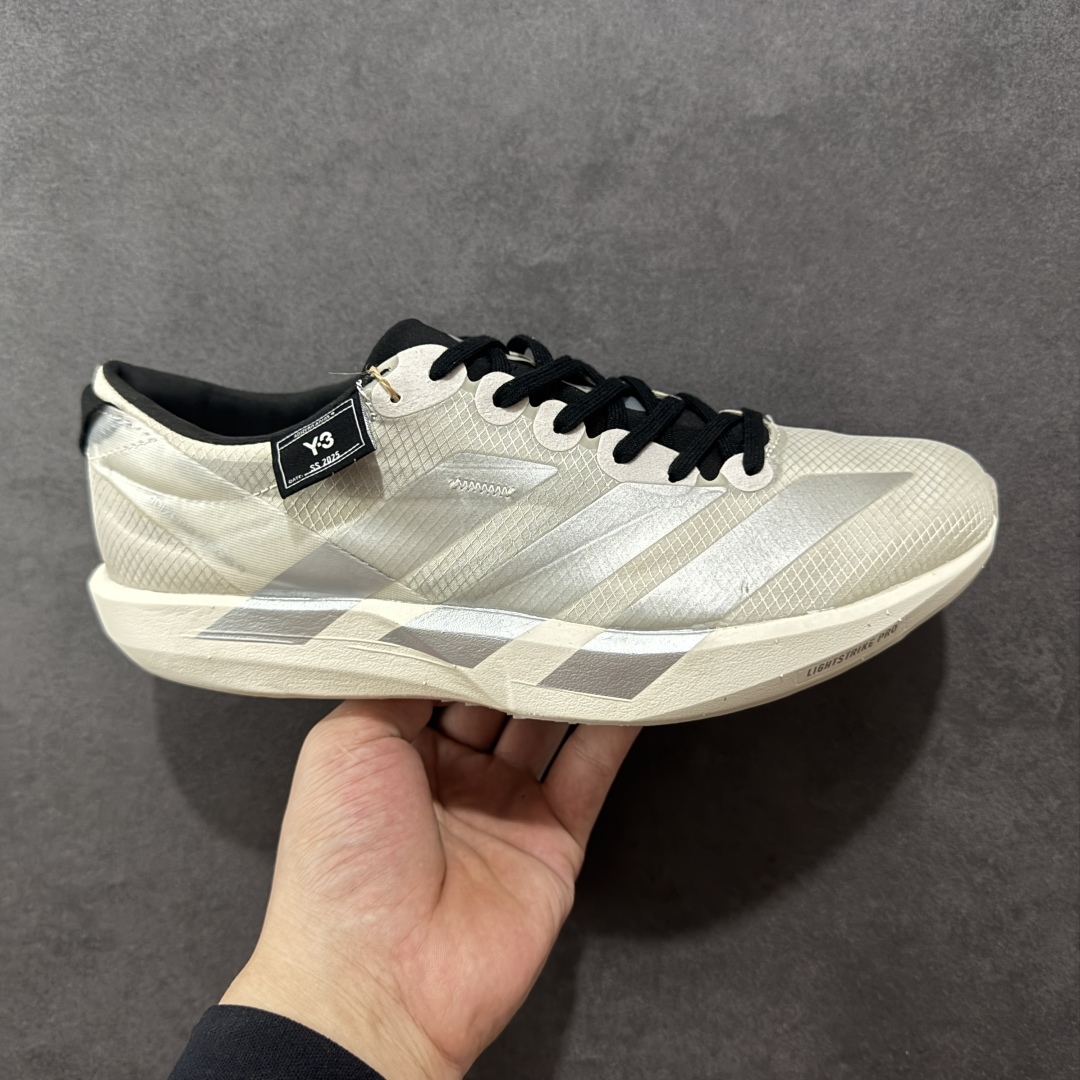 【公司级】阿迪达斯 Adidas Adizero Adios 9 M 阿迪超轻透气缓震跑鞋 马牌橡胶大底+超临界爆米花中底+尼龙抗扭片 此款是ADIOS系列最轻的鞋 41.5#单只170克 整体外观造型与adiZero Adios Pro EVO 1非常相似 中底配置方面搭载全掌Lightstrike Pro 鞋面采用透气网面示人 契合日常训练鞋的定位 更加耐用 外底给到了马牌橡胶 及上代竞速旗舰adidas Adizero Adios Pro 3区域分布 货号:JS3152 尺码:36 36.5 37 38 38.5 39 40 40.5 41 42 42.5 43 44 44.5 45-选品中心