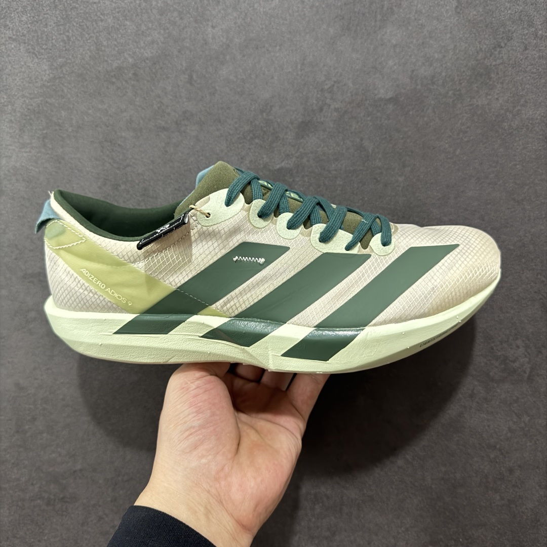 【公司级】阿迪达斯 Adidas Adizero Adios 9 M 阿迪超轻透气缓震跑鞋 马牌橡胶大底+超临界爆米花中底+尼龙抗扭片 此款是ADIOS系列最轻的鞋 41.5#单只170克 整体外观造型与adiZero Adios Pro EVO 1非常相似 中底配置方面搭载全掌Lightstrike Pro 鞋面采用透气网面示人 契合日常训练鞋的定位 更加耐用 外底给到了马牌橡胶 及上代竞速旗舰adidas Adizero Adios Pro 3区域分布 货号:JS3138 尺码:36 36.5 37 38 38.5 39 40 40.5 41 42 42.5 43 44 44.5 45-选品中心