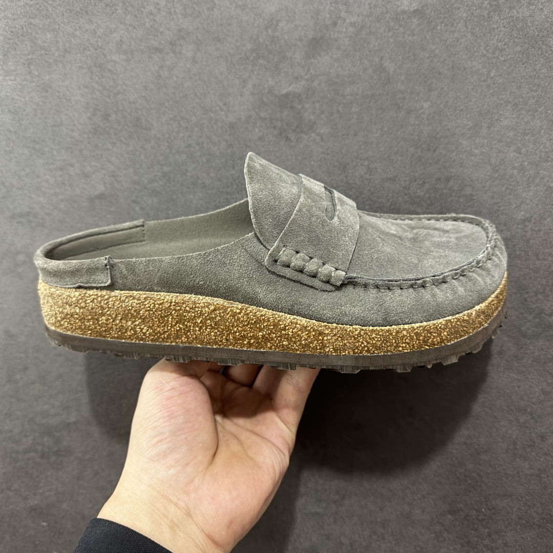【莞顶纯原】勃肯 Birkenstock 优雅老钱风 乐福拖 广东原产#德国百年知名鞋履品牌·勃肯Birkenstock 勃肯#采用质地柔软绒面材质#中底搭载缓震软木橡胶 其特有的鞋床设计,贴合脚面穿着舒适 Birkenstock Milano中性软木鞋底经典款式,非常好搭,鞋底结实耐磨,适合夏天。 尺码:35-45-选品中心