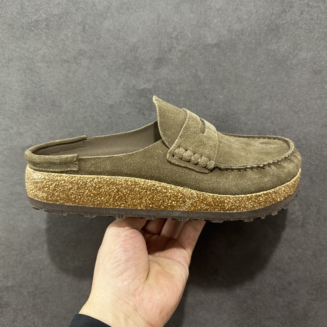 【莞顶纯原】勃肯 Birkenstock 优雅老钱风 乐福拖 广东原产#德国百年知名鞋履品牌·勃肯Birkenstock 勃肯#采用质地柔软绒面材质#中底搭载缓震软木橡胶 其特有的鞋床设计,贴合脚面穿着舒适 Birkenstock Milano中性软木鞋底经典款式,非常好搭,鞋底结实耐磨,适合夏天。 尺码:35-45-选品中心
