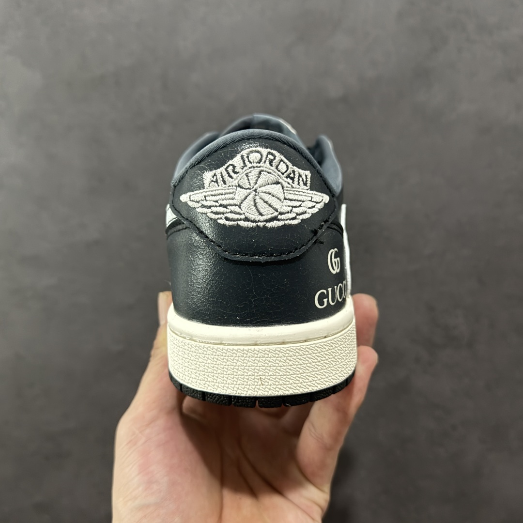 图片[4]-【定制版】Travis Scott x Nike Air Jordan 1 Low x GUCCI Air Jordan 1 Low 反转黑灰小勾倒钩 纯原版本 全鞋采用原装头层皮，用料扎实 精雕细琢 鞋型极致还原 飞翼3D打印改良 深度立体 四线中底拉帮皮料选材 钢印 背胶一应俱全 全新批次 原装原模大底全鞋原厂定制皮料，手感细腻正确折边工艺 完美细节诠释 货号：XD0798 304 尺码：36 36.5 37.5 38 38.5 39 40 40.5 41 42 42.5 43 44 44.5 45-选品中心