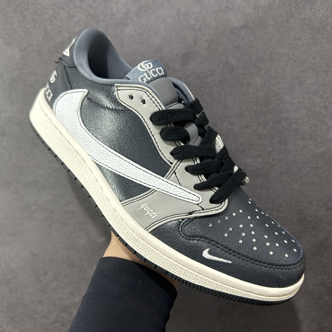 图片[3]-【定制版】Travis Scott x Nike Air Jordan 1 Low x GUCCI Air Jordan 1 Low 反转黑灰小勾倒钩 纯原版本 全鞋采用原装头层皮，用料扎实 精雕细琢 鞋型极致还原 飞翼3D打印改良 深度立体 四线中底拉帮皮料选材 钢印 背胶一应俱全 全新批次 原装原模大底全鞋原厂定制皮料，手感细腻正确折边工艺 完美细节诠释 货号：XD0798 304 尺码：36 36.5 37.5 38 38.5 39 40 40.5 41 42 42.5 43 44 44.5 45-选品中心