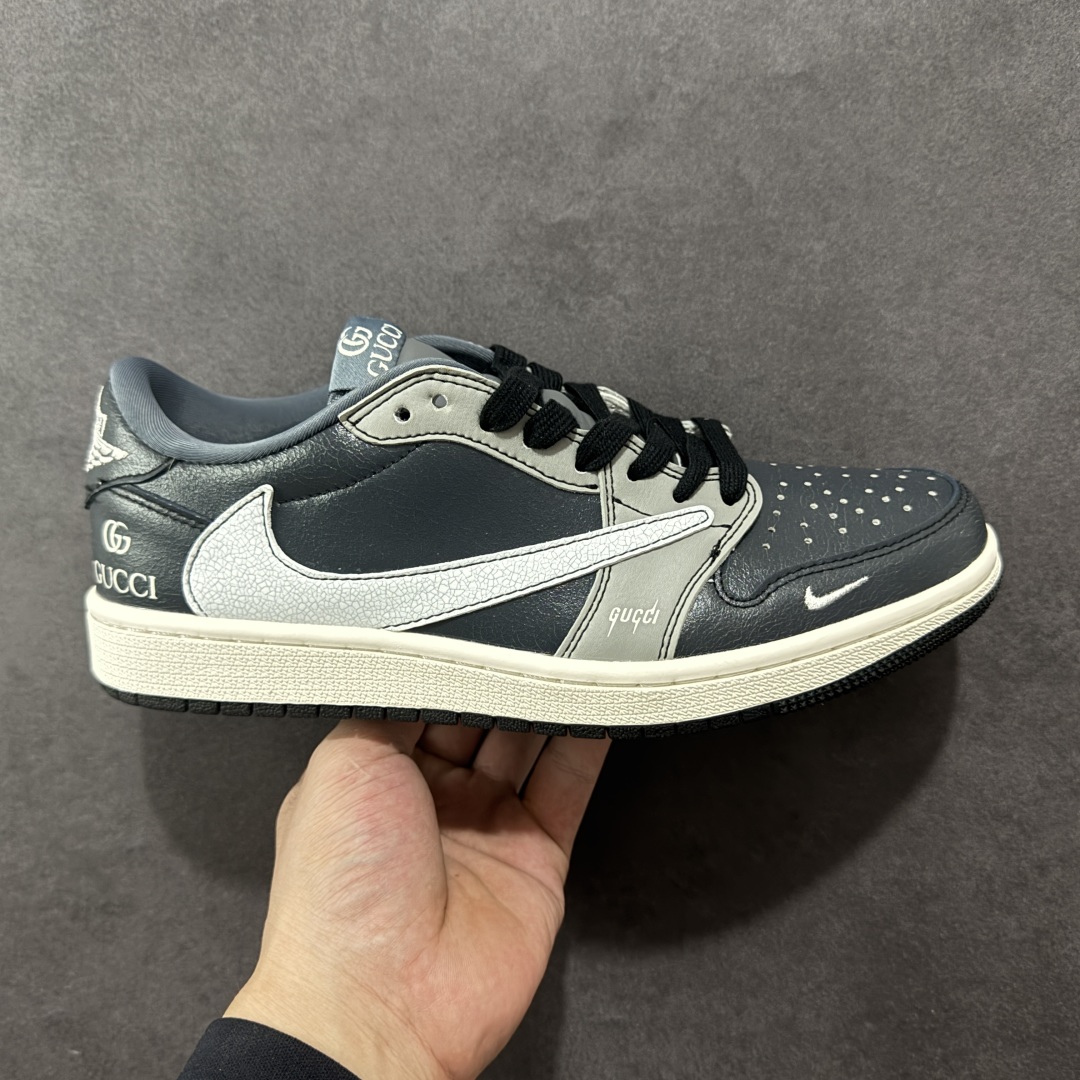【定制版】Travis Scott x Nike Air Jordan 1 Low x GUCCI Air Jordan 1 Low 反转黑灰小勾倒钩 纯原版本 全鞋采用原装头层皮,用料扎实 精雕细琢 鞋型极致还原 飞翼3D打印改良 深度立体 四线中底拉帮皮料选材 钢印 背胶一应俱全 全新批次 原装原模大底全鞋原厂定制皮料,手感细腻正确折边工艺 完美细节诠释 货号:XD0798 304 尺码:36 36.5 37.5 38 38.5 39 40 40.5 41 42 42.5 43 44 44.5 45-选品中心