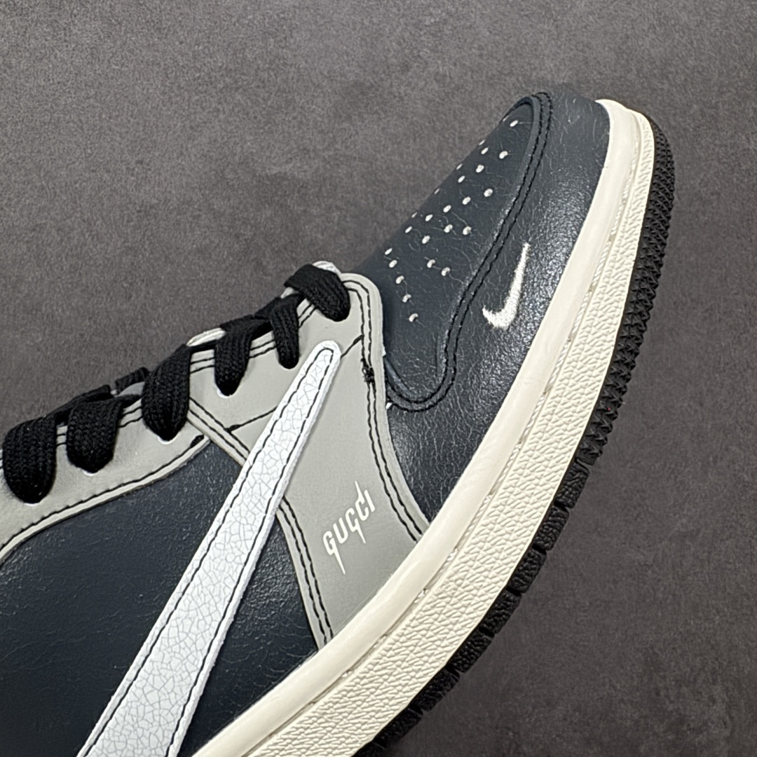 图片[5]-【定制版】Travis Scott x Nike Air Jordan 1 Low x GUCCI Air Jordan 1 Low 反转黑灰小勾倒钩 纯原版本 全鞋采用原装头层皮，用料扎实 精雕细琢 鞋型极致还原 飞翼3D打印改良 深度立体 四线中底拉帮皮料选材 钢印 背胶一应俱全 全新批次 原装原模大底全鞋原厂定制皮料，手感细腻正确折边工艺 完美细节诠释 货号：XD0798 304 尺码：36 36.5 37.5 38 38.5 39 40 40.5 41 42 42.5 43 44 44.5 45-选品中心