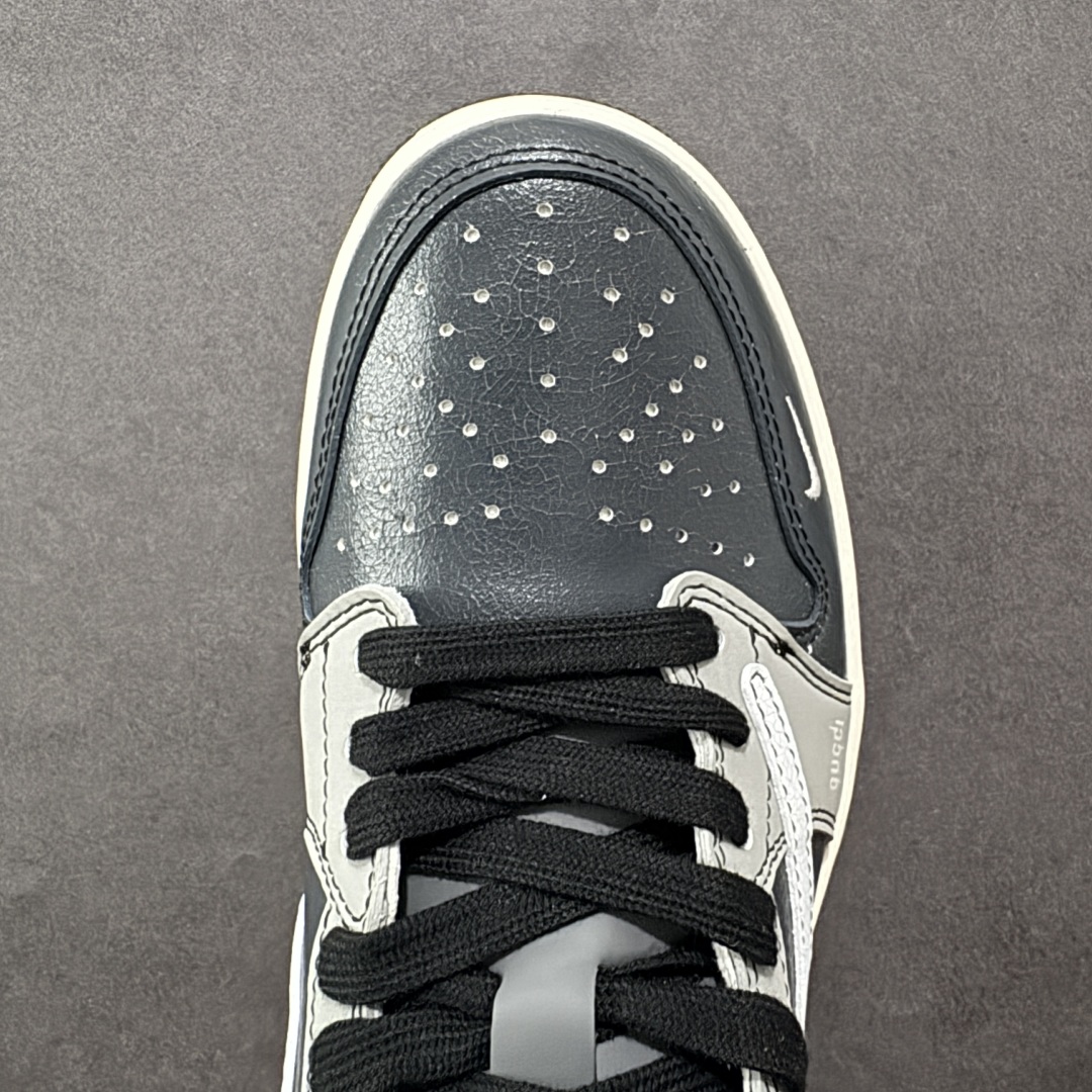 图片[8]-【定制版】Travis Scott x Nike Air Jordan 1 Low x GUCCI Air Jordan 1 Low 反转黑灰小勾倒钩 纯原版本 全鞋采用原装头层皮，用料扎实 精雕细琢 鞋型极致还原 飞翼3D打印改良 深度立体 四线中底拉帮皮料选材 钢印 背胶一应俱全 全新批次 原装原模大底全鞋原厂定制皮料，手感细腻正确折边工艺 完美细节诠释 货号：XD0798 304 尺码：36 36.5 37.5 38 38.5 39 40 40.5 41 42 42.5 43 44 44.5 45-选品中心