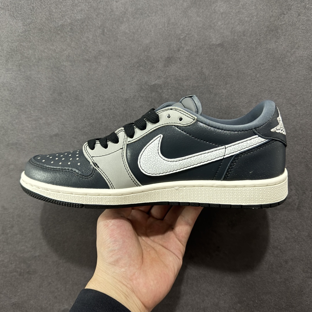 图片[2]-【定制版】Travis Scott x Nike Air Jordan 1 Low x GUCCI Air Jordan 1 Low 反转黑灰小勾倒钩 纯原版本 全鞋采用原装头层皮，用料扎实 精雕细琢 鞋型极致还原 飞翼3D打印改良 深度立体 四线中底拉帮皮料选材 钢印 背胶一应俱全 全新批次 原装原模大底全鞋原厂定制皮料，手感细腻正确折边工艺 完美细节诠释 货号：XD0798 304 尺码：36 36.5 37.5 38 38.5 39 40 40.5 41 42 42.5 43 44 44.5 45-选品中心