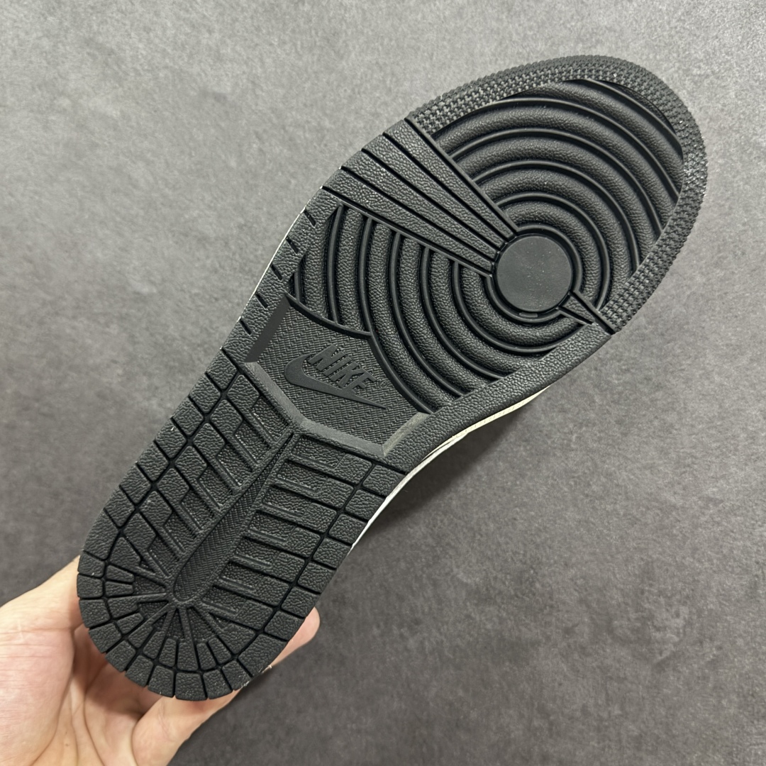 图片[9]-【定制版】Travis Scott x Nike Air Jordan 1 Low x GUCCI Air Jordan 1 Low 反转黑灰小勾倒钩 纯原版本 全鞋采用原装头层皮，用料扎实 精雕细琢 鞋型极致还原 飞翼3D打印改良 深度立体 四线中底拉帮皮料选材 钢印 背胶一应俱全 全新批次 原装原模大底全鞋原厂定制皮料，手感细腻正确折边工艺 完美细节诠释 货号：XD0798 304 尺码：36 36.5 37.5 38 38.5 39 40 40.5 41 42 42.5 43 44 44.5 45-选品中心