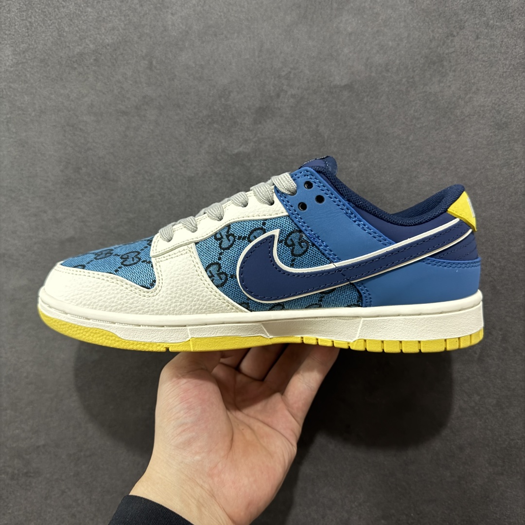 图片[2]-【定制版】Nike SB Dunk Low x GUCCI 白蓝小勾 纯原大厂出品 极力推荐 原装头层材料 独家版型蒸餾加工 帶來的是更好的视觉和脚感体验 大厂纯原品质出货 清洁度 电绣工艺 皮料切割干净无任何毛边 细节完美 货号：XD1588 215 尺码：36 36.5 37.5 38 38.5 39 40 40.5 41 42 42.5 43 44 44.5 45-选品中心