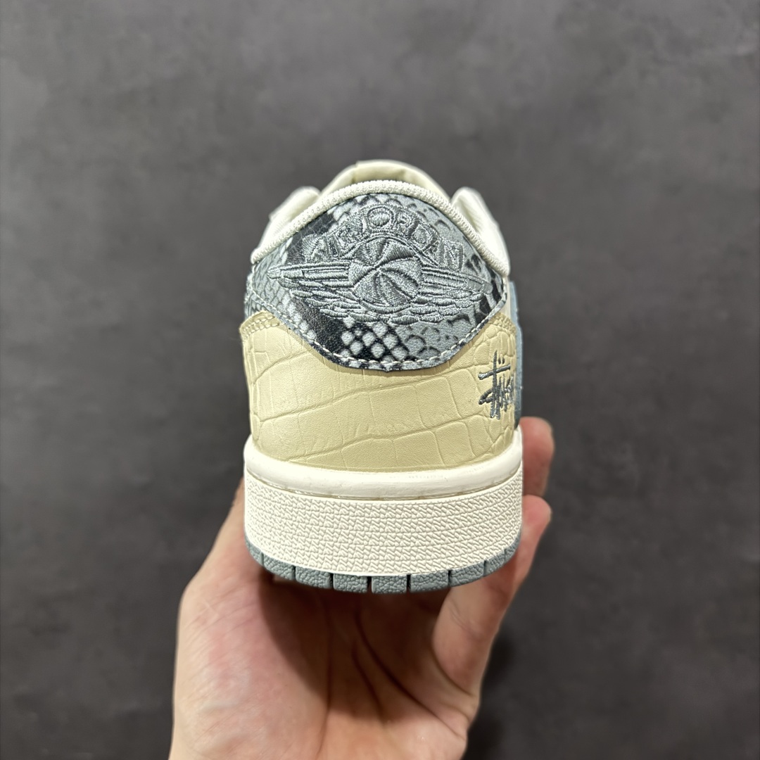 图片[4]-【定制版】Travis Scott x Fragment Design x Air Jordan 1 Low OG SP AJ1 乔1 斯图西联名 灰黄蛇纹 低帮文化休闲板鞋 XS7089-621  #多方联名合作融合了Travis Scott 独特的音乐风格，藤原浩个性的设计风格以及Jordan品牌的经典元素 使其成为一双具有独特身份和价值的鞋子 清新而立体的外观加上联名标识更突出了其独特身份 这种配色方案显示出活力和时尚感 在视觉上引人注目 鞋身的质感和细腻的细节处理使其显得高端而格调十足 这款“倒钩”联名是设计与创意完美结合 融合多方的个性风格是一款备受瞩目的潮流鞋款  尺码：36 36.5 37.5 38 38.5 39 40 40.5 41 42 42.5 43 44 44.5 45-选品中心