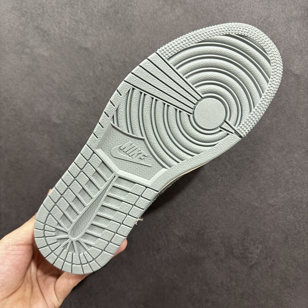 图片[9]-【定制版】Travis Scott x Fragment Design x Air Jordan 1 Low OG SP AJ1 乔1 斯图西联名 灰黄蛇纹 低帮文化休闲板鞋 XS7089-621  #多方联名合作融合了Travis Scott 独特的音乐风格，藤原浩个性的设计风格以及Jordan品牌的经典元素 使其成为一双具有独特身份和价值的鞋子 清新而立体的外观加上联名标识更突出了其独特身份 这种配色方案显示出活力和时尚感 在视觉上引人注目 鞋身的质感和细腻的细节处理使其显得高端而格调十足 这款“倒钩”联名是设计与创意完美结合 融合多方的个性风格是一款备受瞩目的潮流鞋款  尺码：36 36.5 37.5 38 38.5 39 40 40.5 41 42 42.5 43 44 44.5 45-选品中心