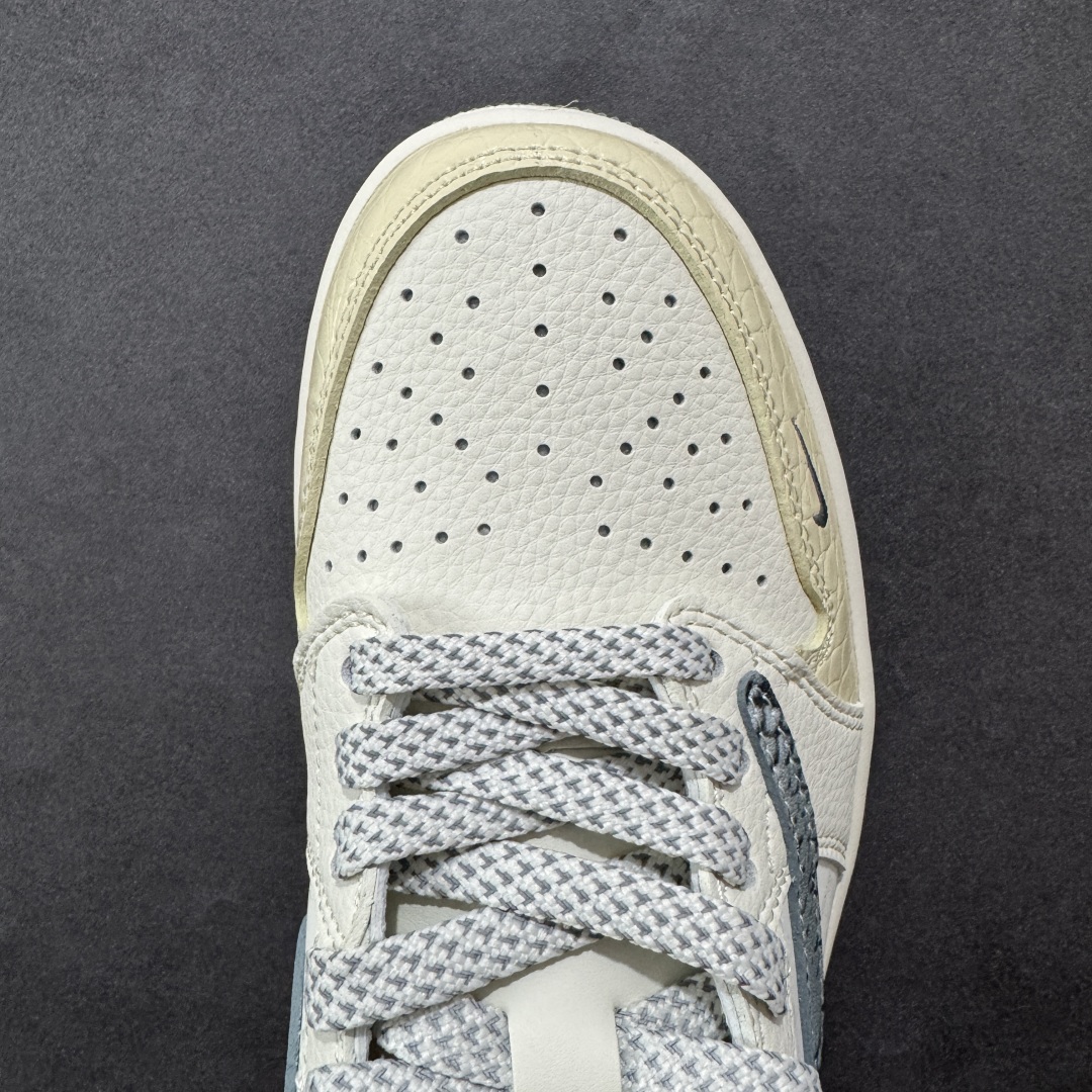 图片[8]-【定制版】Travis Scott x Fragment Design x Air Jordan 1 Low OG SP AJ1 乔1 斯图西联名 灰黄蛇纹 低帮文化休闲板鞋 XS7089-621  #多方联名合作融合了Travis Scott 独特的音乐风格，藤原浩个性的设计风格以及Jordan品牌的经典元素 使其成为一双具有独特身份和价值的鞋子 清新而立体的外观加上联名标识更突出了其独特身份 这种配色方案显示出活力和时尚感 在视觉上引人注目 鞋身的质感和细腻的细节处理使其显得高端而格调十足 这款“倒钩”联名是设计与创意完美结合 融合多方的个性风格是一款备受瞩目的潮流鞋款  尺码：36 36.5 37.5 38 38.5 39 40 40.5 41 42 42.5 43 44 44.5 45-选品中心