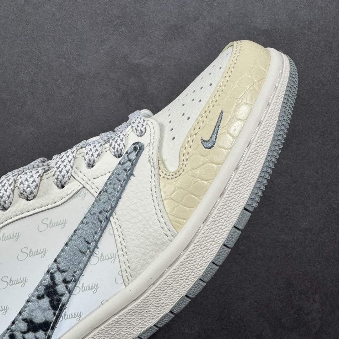 图片[5]-【定制版】Travis Scott x Fragment Design x Air Jordan 1 Low OG SP AJ1 乔1 斯图西联名 灰黄蛇纹 低帮文化休闲板鞋 XS7089-621  #多方联名合作融合了Travis Scott 独特的音乐风格，藤原浩个性的设计风格以及Jordan品牌的经典元素 使其成为一双具有独特身份和价值的鞋子 清新而立体的外观加上联名标识更突出了其独特身份 这种配色方案显示出活力和时尚感 在视觉上引人注目 鞋身的质感和细腻的细节处理使其显得高端而格调十足 这款“倒钩”联名是设计与创意完美结合 融合多方的个性风格是一款备受瞩目的潮流鞋款  尺码：36 36.5 37.5 38 38.5 39 40 40.5 41 42 42.5 43 44 44.5 45-选品中心