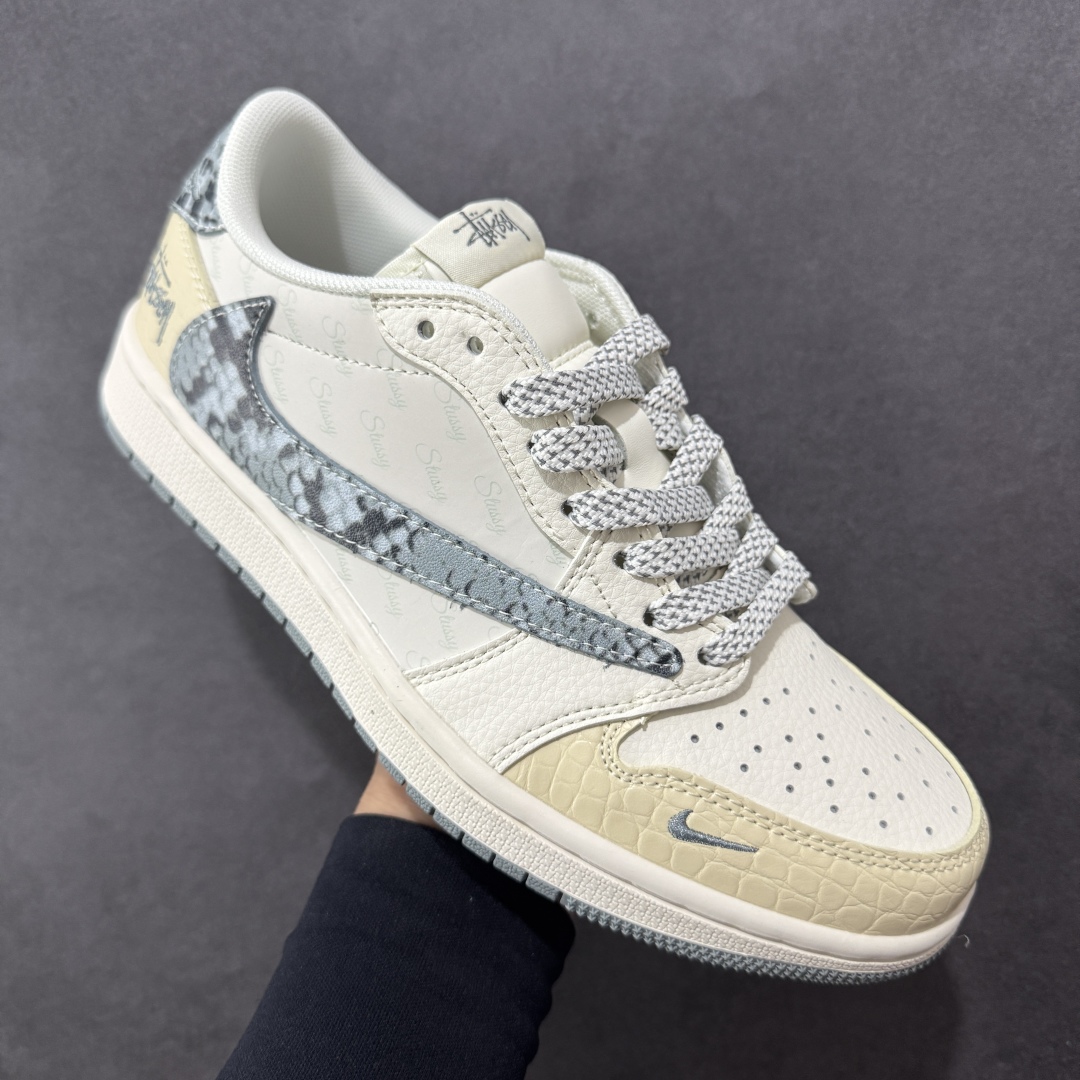 图片[3]-【定制版】Travis Scott x Fragment Design x Air Jordan 1 Low OG SP AJ1 乔1 斯图西联名 灰黄蛇纹 低帮文化休闲板鞋 XS7089-621  #多方联名合作融合了Travis Scott 独特的音乐风格，藤原浩个性的设计风格以及Jordan品牌的经典元素 使其成为一双具有独特身份和价值的鞋子 清新而立体的外观加上联名标识更突出了其独特身份 这种配色方案显示出活力和时尚感 在视觉上引人注目 鞋身的质感和细腻的细节处理使其显得高端而格调十足 这款“倒钩”联名是设计与创意完美结合 融合多方的个性风格是一款备受瞩目的潮流鞋款  尺码：36 36.5 37.5 38 38.5 39 40 40.5 41 42 42.5 43 44 44.5 45-选品中心
