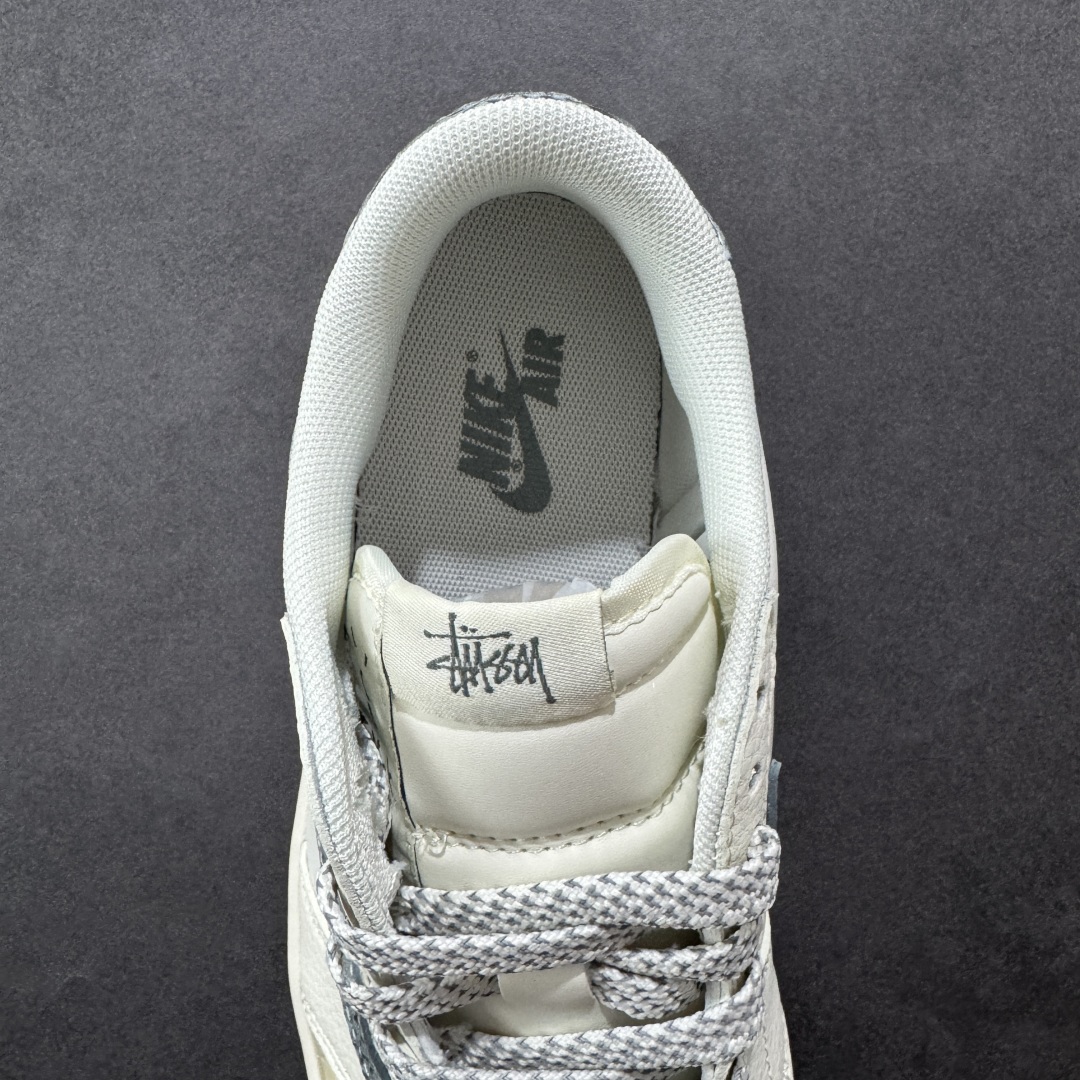 图片[7]-【定制版】Travis Scott x Fragment Design x Air Jordan 1 Low OG SP AJ1 乔1 斯图西联名 灰黄蛇纹 低帮文化休闲板鞋 XS7089-621  #多方联名合作融合了Travis Scott 独特的音乐风格，藤原浩个性的设计风格以及Jordan品牌的经典元素 使其成为一双具有独特身份和价值的鞋子 清新而立体的外观加上联名标识更突出了其独特身份 这种配色方案显示出活力和时尚感 在视觉上引人注目 鞋身的质感和细腻的细节处理使其显得高端而格调十足 这款“倒钩”联名是设计与创意完美结合 融合多方的个性风格是一款备受瞩目的潮流鞋款  尺码：36 36.5 37.5 38 38.5 39 40 40.5 41 42 42.5 43 44 44.5 45-选品中心