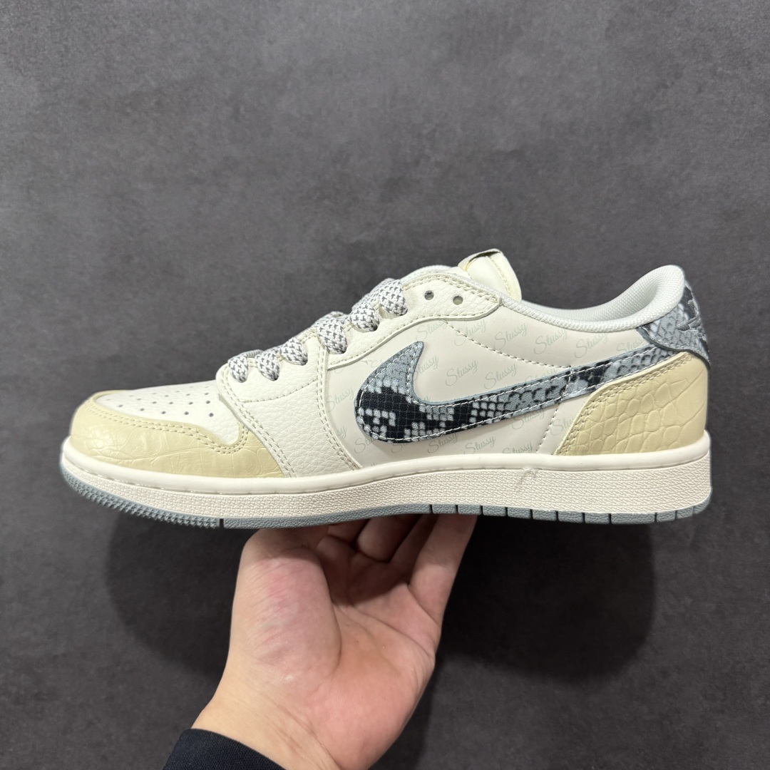 图片[2]-【定制版】Travis Scott x Fragment Design x Air Jordan 1 Low OG SP AJ1 乔1 斯图西联名 灰黄蛇纹 低帮文化休闲板鞋 XS7089-621  #多方联名合作融合了Travis Scott 独特的音乐风格，藤原浩个性的设计风格以及Jordan品牌的经典元素 使其成为一双具有独特身份和价值的鞋子 清新而立体的外观加上联名标识更突出了其独特身份 这种配色方案显示出活力和时尚感 在视觉上引人注目 鞋身的质感和细腻的细节处理使其显得高端而格调十足 这款“倒钩”联名是设计与创意完美结合 融合多方的个性风格是一款备受瞩目的潮流鞋款  尺码：36 36.5 37.5 38 38.5 39 40 40.5 41 42 42.5 43 44 44.5 45-选品中心