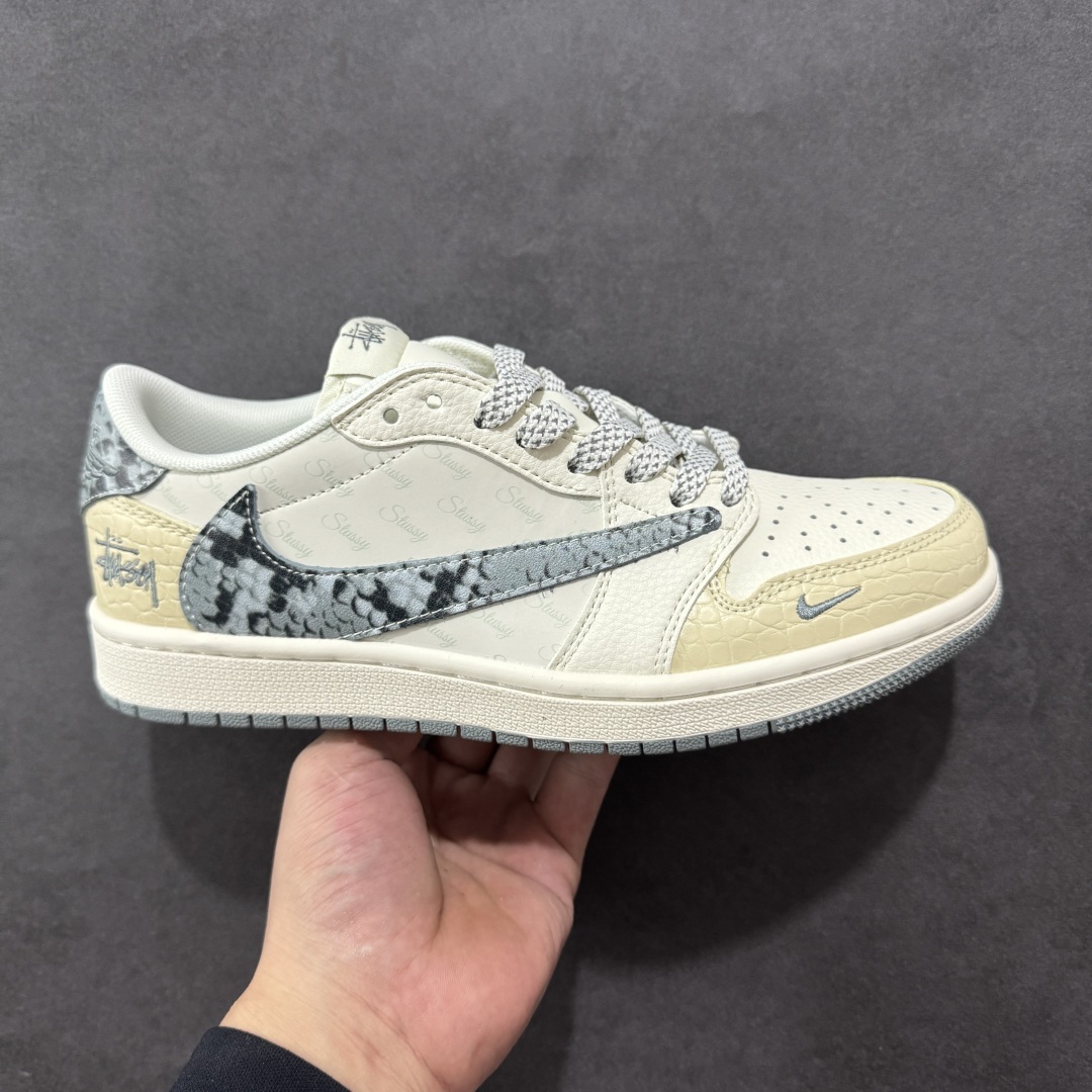 【定制版】Travis Scott x Fragment Design x Air Jordan 1 Low OG SP AJ1 乔1 斯图西联名 灰黄蛇纹 低帮文化休闲板鞋 XS7089-621  #多方联名合作融合了Travis Scott 独特的音乐风格，藤原浩个性的设计风格以及Jordan品牌的经典元素 使其成为一双具有独特身份和价值的鞋子 清新而立体的外观加上联名标识更突出了其独特身份 这种配色方案显示出活力和时尚感 在视觉上引人注目 鞋身的质感和细腻的细节处理使其显得高端而格调十足 这款“倒钩”联名是设计与创意完美结合 融合多方的个性风格是一款备受瞩目的潮流鞋款  尺码：36 36.5 37.5 38 38.5 39 40 40.5 41 42 42.5 43 44 44.5 45-选品中心
