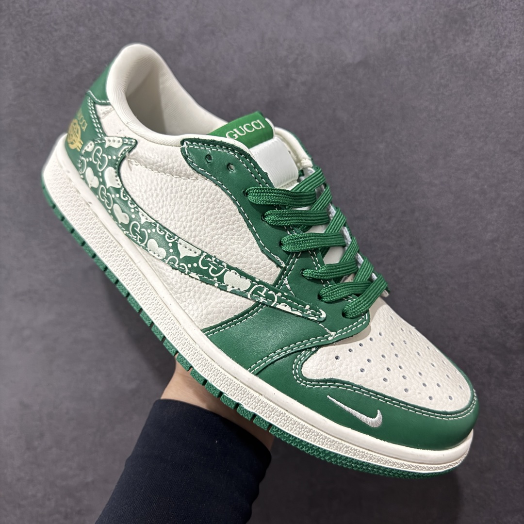 图片[3]-【定制版】Travis Scott x Fragment Design x Air Jordan 1 Low OG SP AJ1 乔1 古驰联名 绿花纹 低帮文化休闲板鞋 LD2025-025  #多方联名合作融合了Travis Scott 独特的音乐风格，藤原浩个性的设计风格以及Jordan品牌的经典元素 使其成为一双具有独特身份和价值的鞋子 清新而立体的外观加上联名标识更突出了其独特身份 这种配色方案显示出活力和时尚感 在视觉上引人注目 鞋身的质感和细腻的细节处理使其显得高端而格调十足 这款“倒钩”联名是设计与创意完美结合 融合多方的个性风格是一款备受瞩目的潮流鞋款  尺码：36 36.5 37.5 38 38.5 39 40 40.5 41 42 42.5 43 44 44.5 45-选品中心