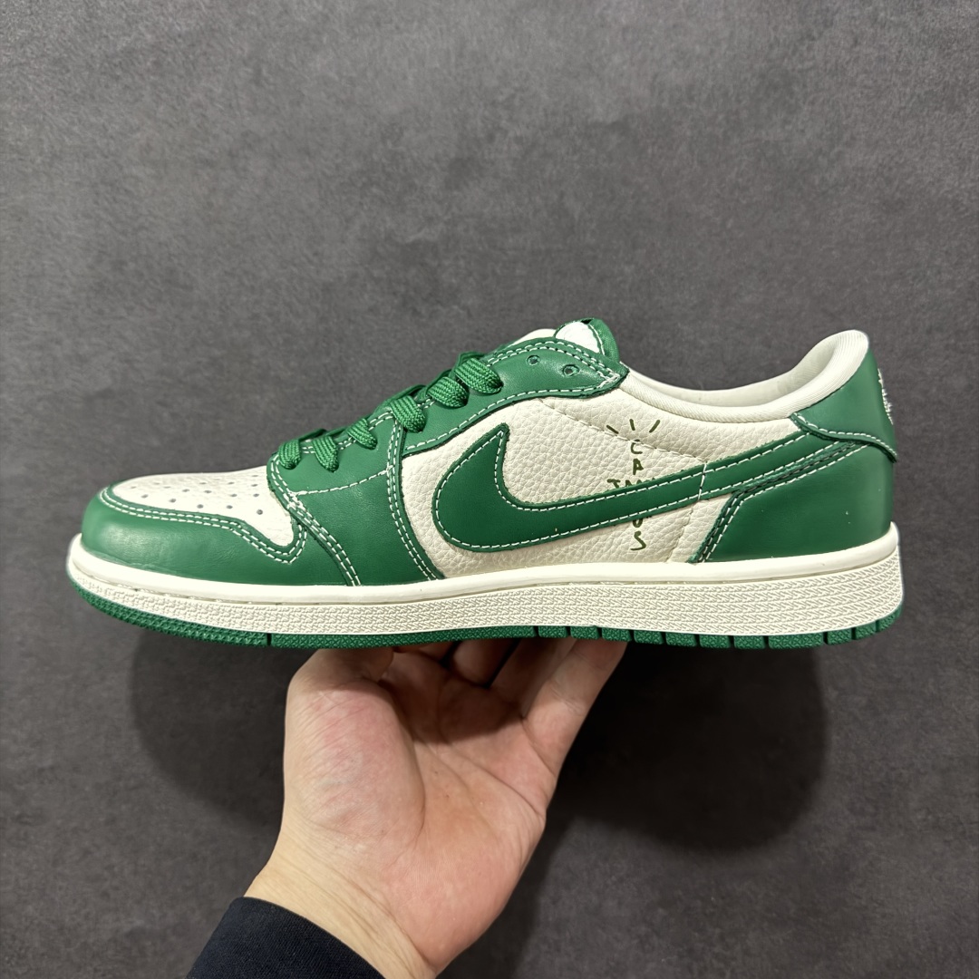 图片[2]-【定制版】Travis Scott x Fragment Design x Air Jordan 1 Low OG SP AJ1 乔1 古驰联名 绿花纹 低帮文化休闲板鞋 LD2025-025  #多方联名合作融合了Travis Scott 独特的音乐风格，藤原浩个性的设计风格以及Jordan品牌的经典元素 使其成为一双具有独特身份和价值的鞋子 清新而立体的外观加上联名标识更突出了其独特身份 这种配色方案显示出活力和时尚感 在视觉上引人注目 鞋身的质感和细腻的细节处理使其显得高端而格调十足 这款“倒钩”联名是设计与创意完美结合 融合多方的个性风格是一款备受瞩目的潮流鞋款  尺码：36 36.5 37.5 38 38.5 39 40 40.5 41 42 42.5 43 44 44.5 45-选品中心