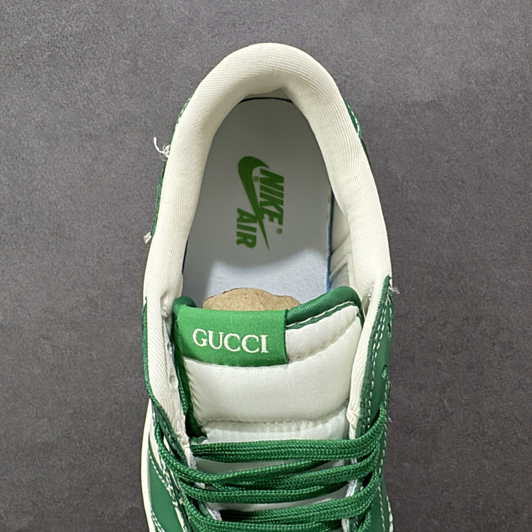 图片[7]-【定制版】Travis Scott x Fragment Design x Air Jordan 1 Low OG SP AJ1 乔1 古驰联名 绿花纹 低帮文化休闲板鞋 LD2025-025  #多方联名合作融合了Travis Scott 独特的音乐风格，藤原浩个性的设计风格以及Jordan品牌的经典元素 使其成为一双具有独特身份和价值的鞋子 清新而立体的外观加上联名标识更突出了其独特身份 这种配色方案显示出活力和时尚感 在视觉上引人注目 鞋身的质感和细腻的细节处理使其显得高端而格调十足 这款“倒钩”联名是设计与创意完美结合 融合多方的个性风格是一款备受瞩目的潮流鞋款  尺码：36 36.5 37.5 38 38.5 39 40 40.5 41 42 42.5 43 44 44.5 45-选品中心