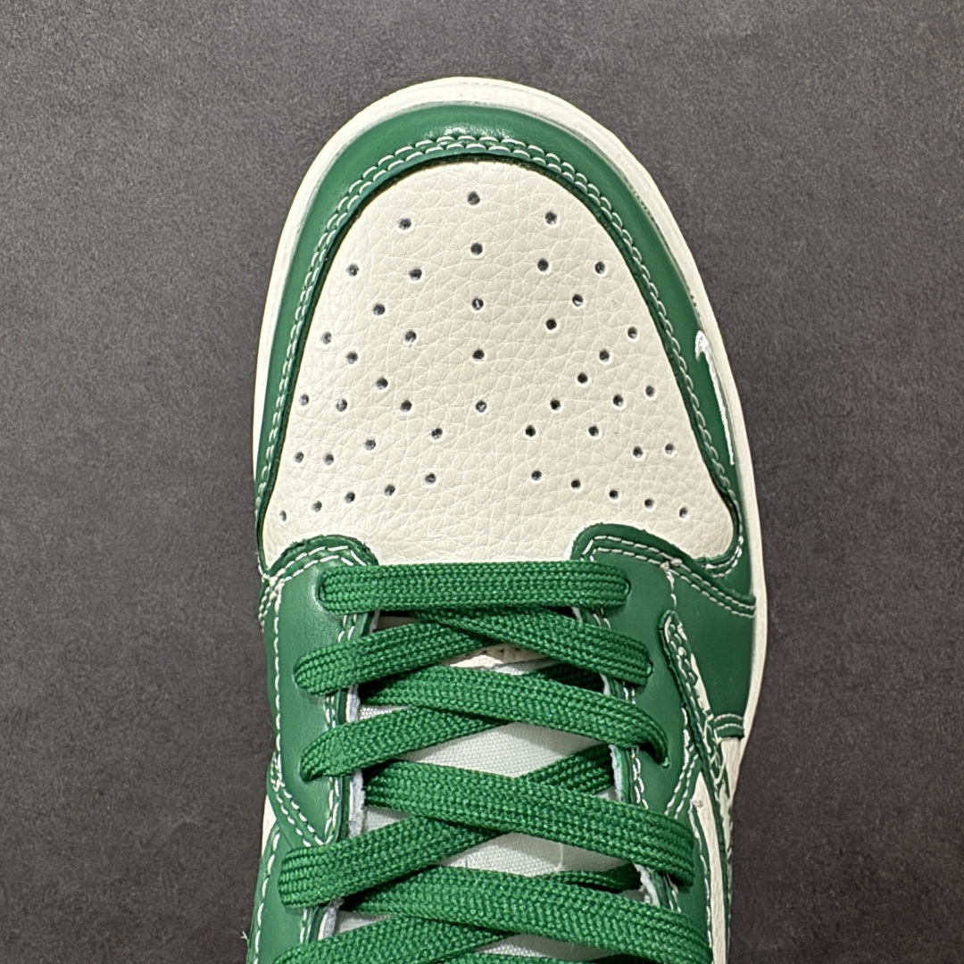 图片[8]-【定制版】Travis Scott x Fragment Design x Air Jordan 1 Low OG SP AJ1 乔1 古驰联名 绿花纹 低帮文化休闲板鞋 LD2025-025  #多方联名合作融合了Travis Scott 独特的音乐风格，藤原浩个性的设计风格以及Jordan品牌的经典元素 使其成为一双具有独特身份和价值的鞋子 清新而立体的外观加上联名标识更突出了其独特身份 这种配色方案显示出活力和时尚感 在视觉上引人注目 鞋身的质感和细腻的细节处理使其显得高端而格调十足 这款“倒钩”联名是设计与创意完美结合 融合多方的个性风格是一款备受瞩目的潮流鞋款  尺码：36 36.5 37.5 38 38.5 39 40 40.5 41 42 42.5 43 44 44.5 45-选品中心