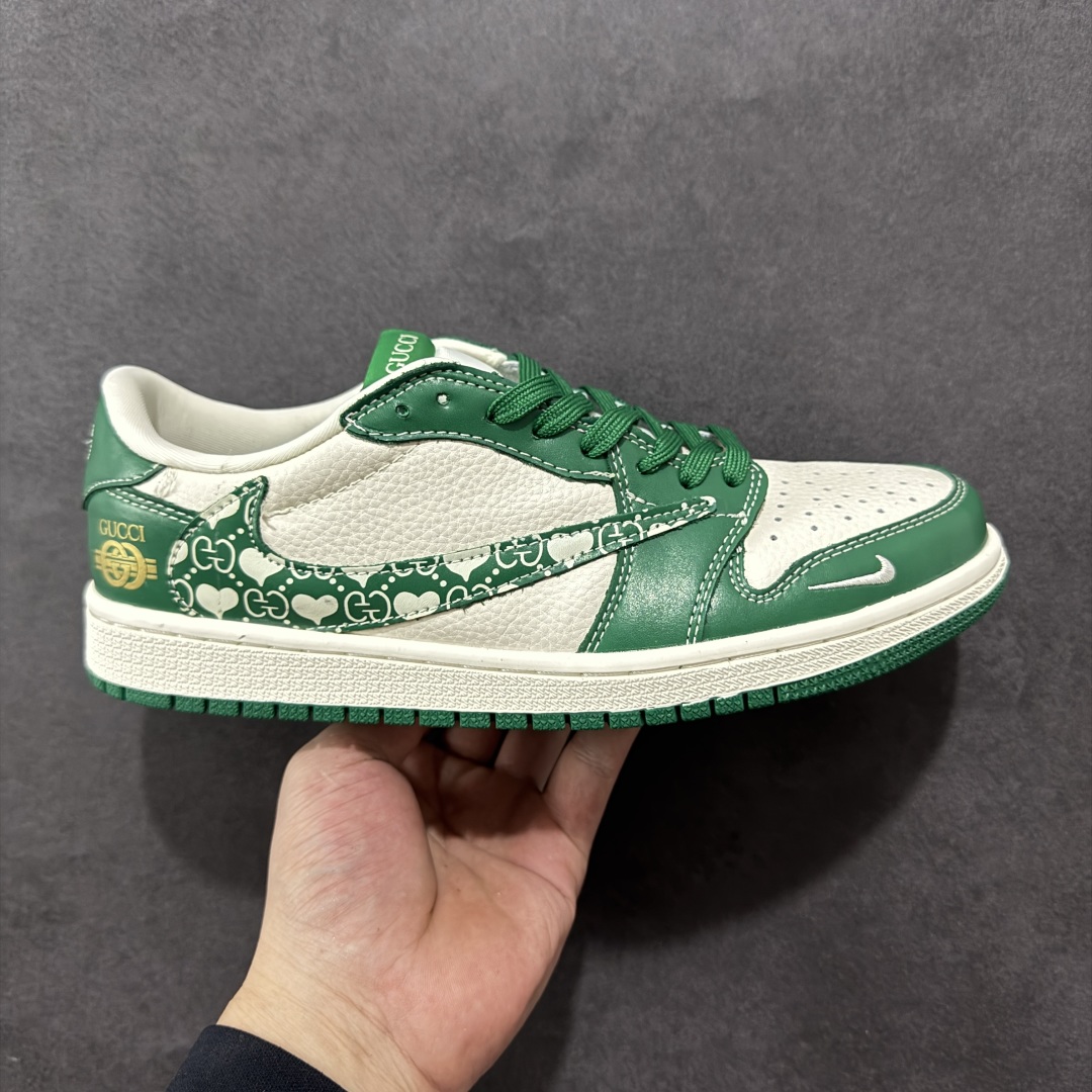 【定制版】Travis Scott x Fragment Design x Air Jordan 1 Low OG SP AJ1 乔1 古驰联名 绿花纹 低帮文化休闲板鞋 LD2025-025  #多方联名合作融合了Travis Scott 独特的音乐风格，藤原浩个性的设计风格以及Jordan品牌的经典元素 使其成为一双具有独特身份和价值的鞋子 清新而立体的外观加上联名标识更突出了其独特身份 这种配色方案显示出活力和时尚感 在视觉上引人注目 鞋身的质感和细腻的细节处理使其显得高端而格调十足 这款“倒钩”联名是设计与创意完美结合 融合多方的个性风格是一款备受瞩目的潮流鞋款  尺码：36 36.5 37.5 38 38.5 39 40 40.5 41 42 42.5 43 44 44.5 45-选品中心