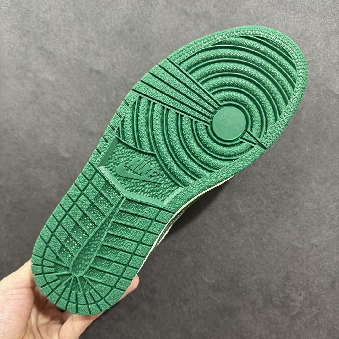 图片[9]-【定制版】Travis Scott x Fragment Design x Air Jordan 1 Low OG SP AJ1 乔1 古驰联名 绿花纹 低帮文化休闲板鞋 LD2025-025  #多方联名合作融合了Travis Scott 独特的音乐风格，藤原浩个性的设计风格以及Jordan品牌的经典元素 使其成为一双具有独特身份和价值的鞋子 清新而立体的外观加上联名标识更突出了其独特身份 这种配色方案显示出活力和时尚感 在视觉上引人注目 鞋身的质感和细腻的细节处理使其显得高端而格调十足 这款“倒钩”联名是设计与创意完美结合 融合多方的个性风格是一款备受瞩目的潮流鞋款  尺码：36 36.5 37.5 38 38.5 39 40 40.5 41 42 42.5 43 44 44.5 45-选品中心