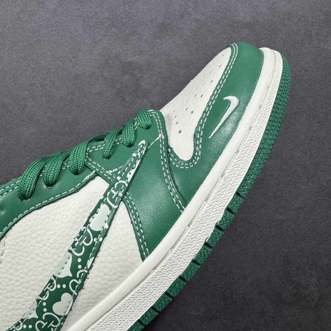 图片[5]-【定制版】Travis Scott x Fragment Design x Air Jordan 1 Low OG SP AJ1 乔1 古驰联名 绿花纹 低帮文化休闲板鞋 LD2025-025  #多方联名合作融合了Travis Scott 独特的音乐风格，藤原浩个性的设计风格以及Jordan品牌的经典元素 使其成为一双具有独特身份和价值的鞋子 清新而立体的外观加上联名标识更突出了其独特身份 这种配色方案显示出活力和时尚感 在视觉上引人注目 鞋身的质感和细腻的细节处理使其显得高端而格调十足 这款“倒钩”联名是设计与创意完美结合 融合多方的个性风格是一款备受瞩目的潮流鞋款  尺码：36 36.5 37.5 38 38.5 39 40 40.5 41 42 42.5 43 44 44.5 45-选品中心