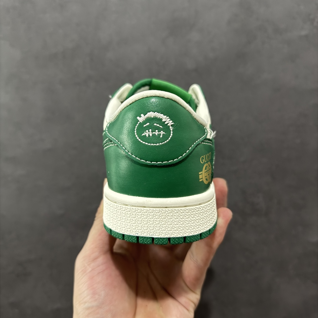 图片[4]-【定制版】Travis Scott x Fragment Design x Air Jordan 1 Low OG SP AJ1 乔1 古驰联名 绿花纹 低帮文化休闲板鞋 LD2025-025  #多方联名合作融合了Travis Scott 独特的音乐风格，藤原浩个性的设计风格以及Jordan品牌的经典元素 使其成为一双具有独特身份和价值的鞋子 清新而立体的外观加上联名标识更突出了其独特身份 这种配色方案显示出活力和时尚感 在视觉上引人注目 鞋身的质感和细腻的细节处理使其显得高端而格调十足 这款“倒钩”联名是设计与创意完美结合 融合多方的个性风格是一款备受瞩目的潮流鞋款  尺码：36 36.5 37.5 38 38.5 39 40 40.5 41 42 42.5 43 44 44.5 45-选品中心