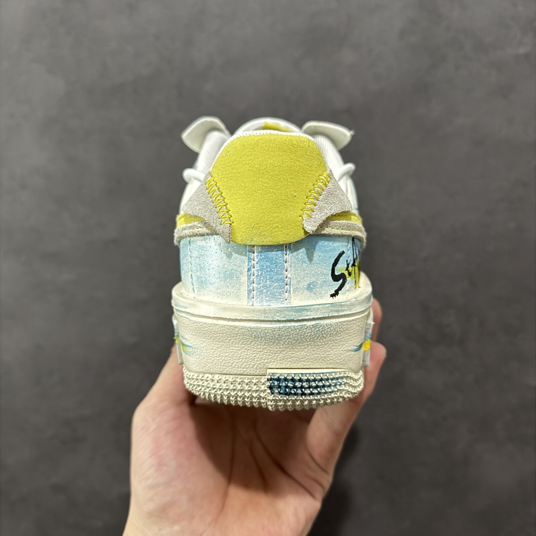图片[4]-【定制版】Nike Air Force 1\’07 Low \”Y B Stars\” 手绘涂鸦 黄蓝星星 空军一号低帮休闲板鞋 DV6984-011  #在璀璨的星空之中，恒星们以各自独特的颜色闪耀。黄色星星通常是温度较低的老年恒星，散发着温暖而柔和的光，如一位沧桑的智者，见证着宇宙的变迁。而蓝色星星则是温度极高的存在，表面温度可达25000°C，它们犹如宇宙中的精灵，以耀眼的蓝光展现着宇宙的神秘与活力  尺码：36 36.5 37.5 38 38.5 39 40 40.5 41 42 42.5 43 44 44.5 45-选品中心