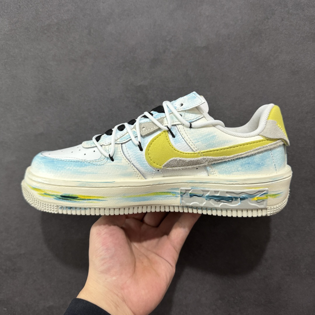 图片[2]-【定制版】Nike Air Force 1\’07 Low \”Y B Stars\” 手绘涂鸦 黄蓝星星 空军一号低帮休闲板鞋 DV6984-011  #在璀璨的星空之中，恒星们以各自独特的颜色闪耀。黄色星星通常是温度较低的老年恒星，散发着温暖而柔和的光，如一位沧桑的智者，见证着宇宙的变迁。而蓝色星星则是温度极高的存在，表面温度可达25000°C，它们犹如宇宙中的精灵，以耀眼的蓝光展现着宇宙的神秘与活力  尺码：36 36.5 37.5 38 38.5 39 40 40.5 41 42 42.5 43 44 44.5 45-选品中心