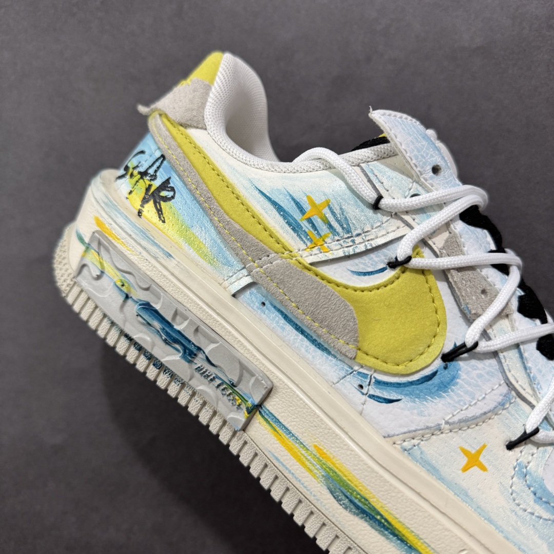 图片[6]-【定制版】Nike Air Force 1\’07 Low \”Y B Stars\” 手绘涂鸦 黄蓝星星 空军一号低帮休闲板鞋 DV6984-011  #在璀璨的星空之中，恒星们以各自独特的颜色闪耀。黄色星星通常是温度较低的老年恒星，散发着温暖而柔和的光，如一位沧桑的智者，见证着宇宙的变迁。而蓝色星星则是温度极高的存在，表面温度可达25000°C，它们犹如宇宙中的精灵，以耀眼的蓝光展现着宇宙的神秘与活力  尺码：36 36.5 37.5 38 38.5 39 40 40.5 41 42 42.5 43 44 44.5 45-选品中心