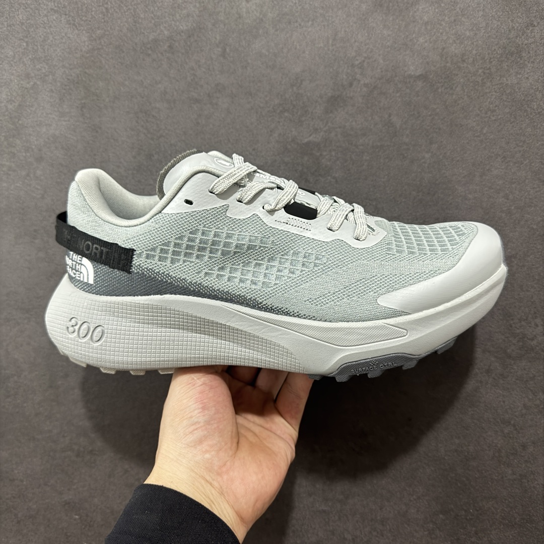 【纯原版】北面/The North Face Altamesa 300 阿尔塔梅萨300系列仿泼水 低帮徒步户外风登山休闲运动鞋 The North Face 全新越野跑训练鞋 Altamesa 300 兼具高效缓震与稳定性能 採用轻质、柔软的 DREAM 发泡中底科技和专為越野设计的 Surface CTRL™ 橡胶外底 大大加强舒适度和回弹性 而抓地力出色的凸纹底部让跑手可轻松应对不同路况 货号： NF0A8A9RV71-140 尺码： 39-45-选品中心
