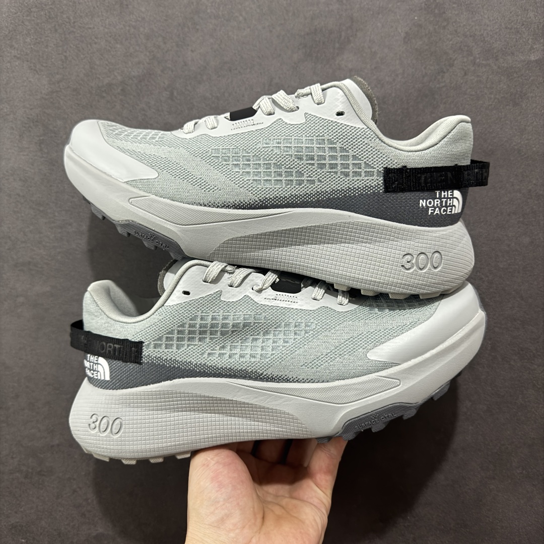 图片[8]-【纯原版】北面/The North Face Altamesa 300 阿尔塔梅萨300系列仿泼水 低帮徒步户外风登山休闲运动鞋 The North Face 全新越野跑训练鞋 Altamesa 300 兼具高效缓震与稳定性能 採用轻质、柔软的 DREAM 发泡中底科技和专為越野设计的 Surface CTRL™ 橡胶外底 大大加强舒适度和回弹性 而抓地力出色的凸纹底部让跑手可轻松应对不同路况 货号： NF0A8A9RV71-140 尺码： 39-45-选品中心