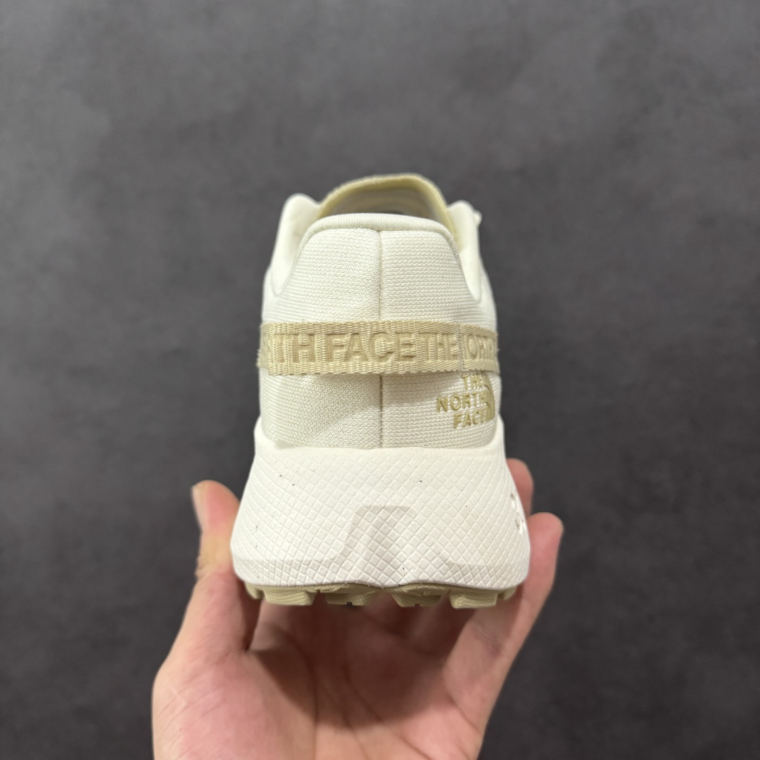 图片[4]-【纯原版】北面/The North Face Altamesa 300 阿尔塔梅萨300系列仿泼水 低帮徒步户外风登山休闲运动鞋 The North Face 全新越野跑训练鞋 Altamesa 300 兼具高效缓震与稳定性能 採用轻质、柔软的 DREAM 发泡中底科技和专為越野设计的 Surface CTRL™ 橡胶外底 大大加强舒适度和回弹性 而抓地力出色的凸纹底部让跑手可轻松应对不同路况 货号： NF0A8A9RV71-140 尺码： 39-45-选品中心