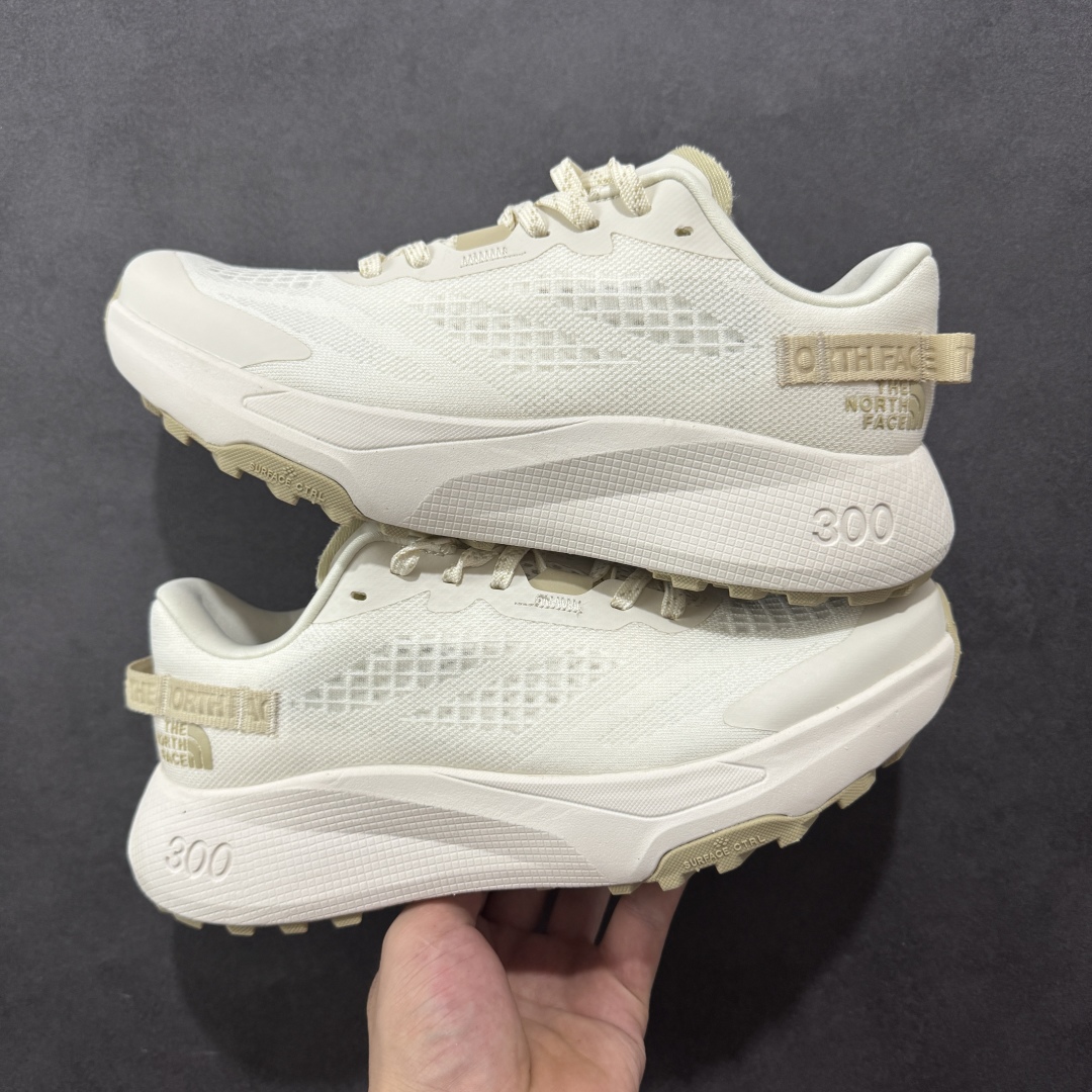 图片[7]-【纯原版】北面/The North Face Altamesa 300 阿尔塔梅萨300系列仿泼水 低帮徒步户外风登山休闲运动鞋 The North Face 全新越野跑训练鞋 Altamesa 300 兼具高效缓震与稳定性能 採用轻质、柔软的 DREAM 发泡中底科技和专為越野设计的 Surface CTRL™ 橡胶外底 大大加强舒适度和回弹性 而抓地力出色的凸纹底部让跑手可轻松应对不同路况 货号： NF0A8A9RV71-140 尺码： 39-45-选品中心