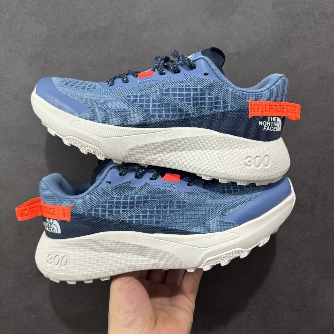 图片[5]-【纯原版】北面/The North Face Altamesa 300 阿尔塔梅萨300系列仿泼水 低帮徒步户外风登山休闲运动鞋 The North Face 全新越野跑训练鞋 Altamesa 300 兼具高效缓震与稳定性能 採用轻质、柔软的 DREAM 发泡中底科技和专為越野设计的 Surface CTRL™ 橡胶外底 大大加强舒适度和回弹性 而抓地力出色的凸纹底部让跑手可轻松应对不同路况 货号： NF0A8A9RV71-140 尺码： 39-45-选品中心