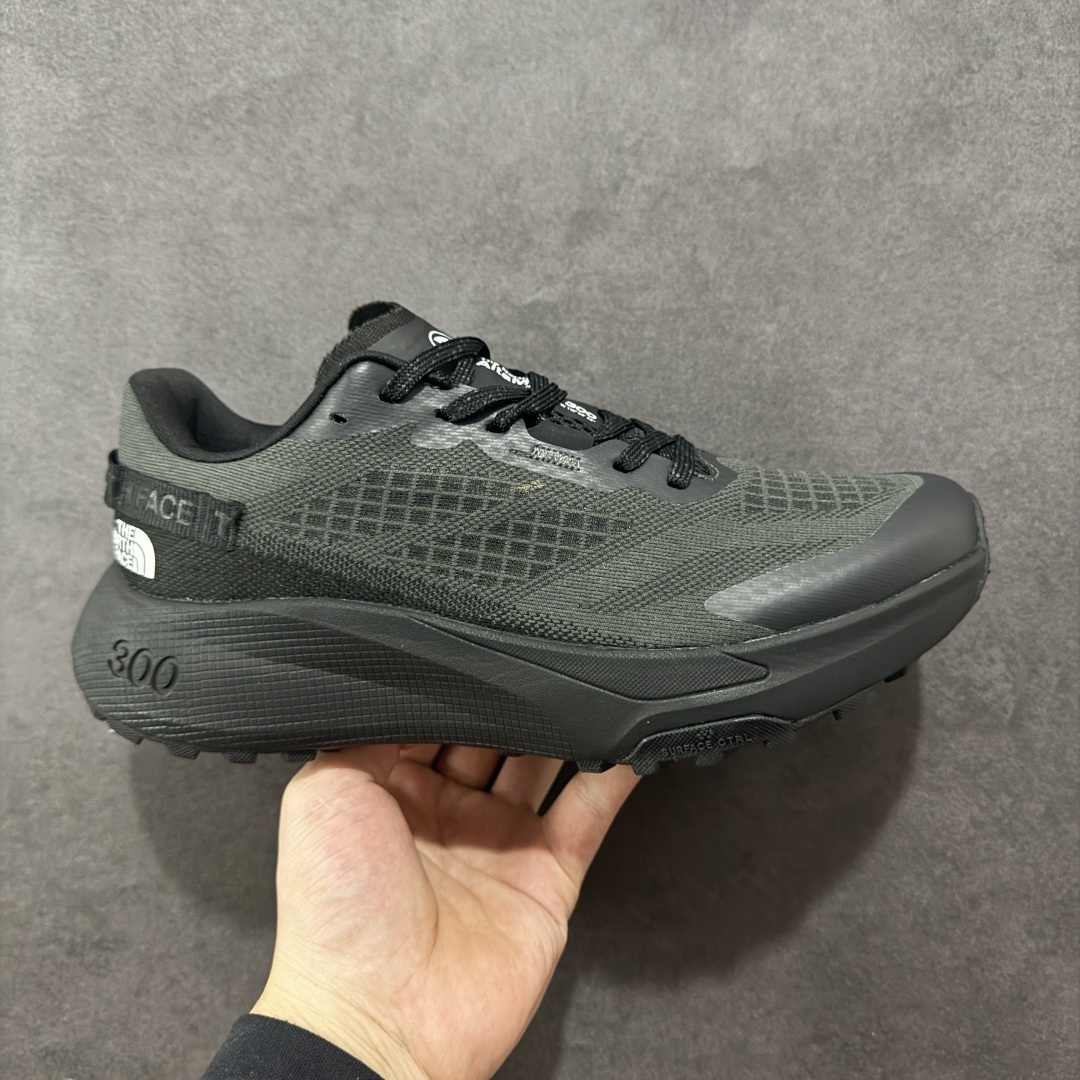 【纯原版】北面/The North Face Altamesa 300 阿尔塔梅萨300系列仿泼水 低帮徒步户外风登山休闲运动鞋 The North Face 全新越野跑训练鞋 Altamesa 300 兼具高效缓震与稳定性能 採用轻质、柔软的 DREAM 发泡中底科技和专為越野设计的 Surface CTRL™ 橡胶外底 大大加强舒适度和回弹性 而抓地力出色的凸纹底部让跑手可轻松应对不同路况 货号： NF0A8A9RV71-140 尺码： 39-45-选品中心