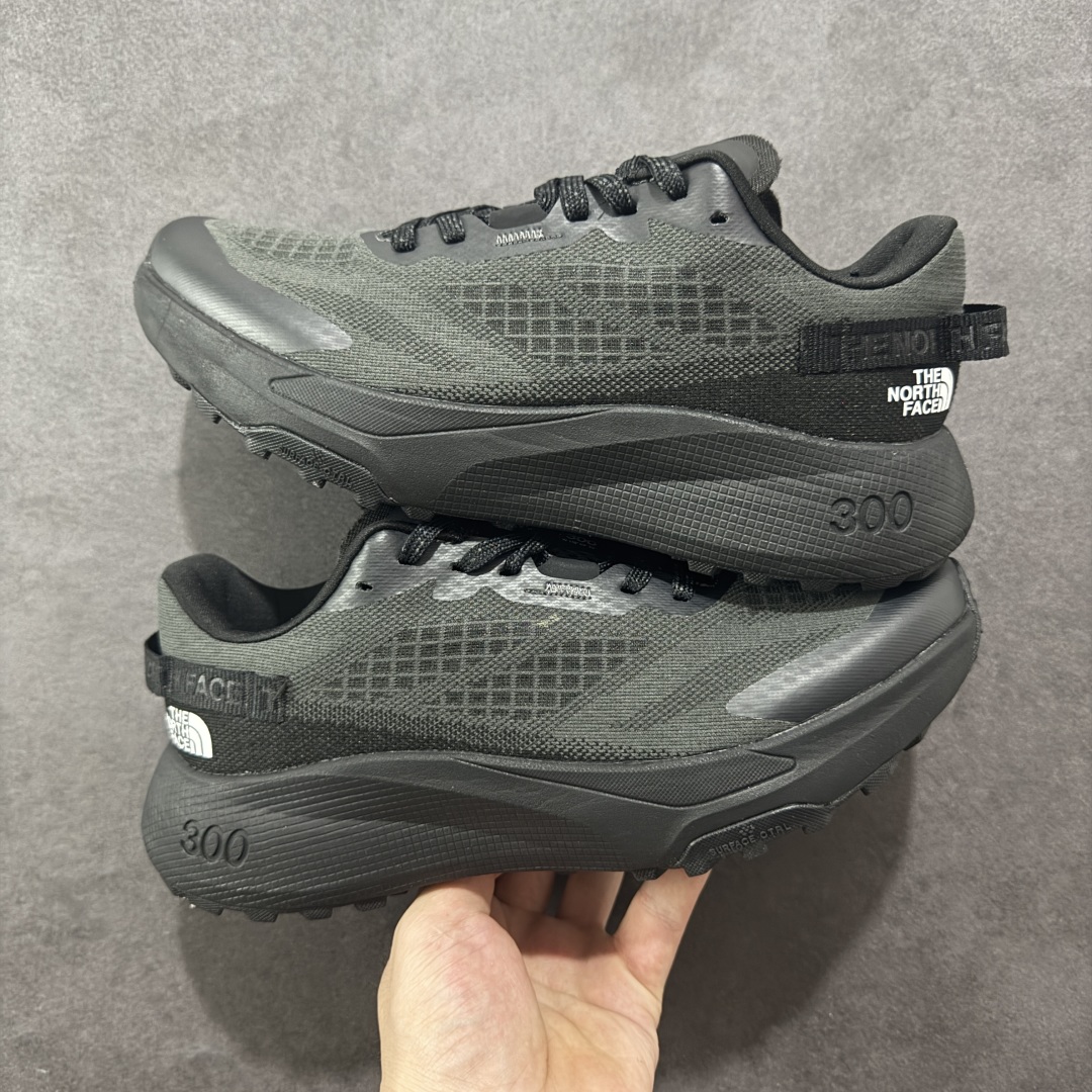 图片[4]-【纯原版】北面/The North Face Altamesa 300 阿尔塔梅萨300系列仿泼水 低帮徒步户外风登山休闲运动鞋 The North Face 全新越野跑训练鞋 Altamesa 300 兼具高效缓震与稳定性能 採用轻质、柔软的 DREAM 发泡中底科技和专為越野设计的 Surface CTRL™ 橡胶外底 大大加强舒适度和回弹性 而抓地力出色的凸纹底部让跑手可轻松应对不同路况 货号： NF0A8A9RV71-140 尺码： 39-45-选品中心