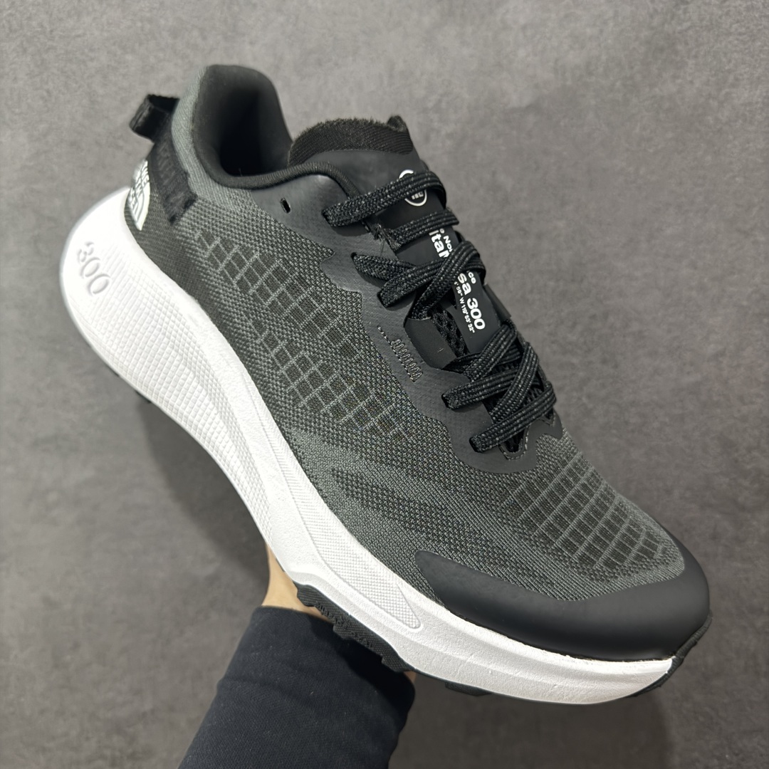 图片[3]-【纯原版】北面/The North Face Altamesa 300 阿尔塔梅萨300系列仿泼水 低帮徒步户外风登山休闲运动鞋 The North Face 全新越野跑训练鞋 Altamesa 300 兼具高效缓震与稳定性能 採用轻质、柔软的 DREAM 发泡中底科技和专為越野设计的 Surface CTRL™ 橡胶外底 大大加强舒适度和回弹性 而抓地力出色的凸纹底部让跑手可轻松应对不同路况 货号： NF0A8A9RV71-140 尺码： 39-45-选品中心