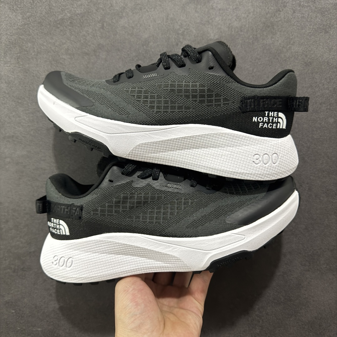 图片[3]-【纯原版】北面/The North Face Altamesa 300 阿尔塔梅萨300系列仿泼水 低帮徒步户外风登山休闲运动鞋 The North Face 全新越野跑训练鞋 Altamesa 300 兼具高效缓震与稳定性能 採用轻质、柔软的 DREAM 发泡中底科技和专為越野设计的 Surface CTRL™ 橡胶外底 大大加强舒适度和回弹性 而抓地力出色的凸纹底部让跑手可轻松应对不同路况 货号： NF0A8A9RV71-140 尺码： 39-45-选品中心