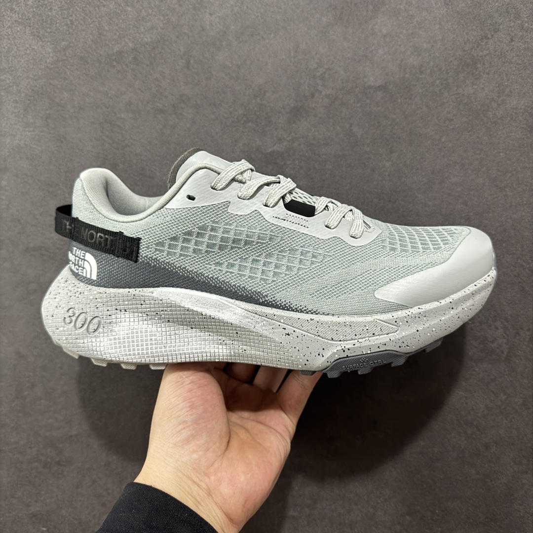 【纯原版】北面/The North Face Altamesa 300 阿尔塔梅萨300系列仿泼水 低帮徒步户外风登山休闲运动鞋 The North Face 全新越野跑训练鞋 Altamesa 300 兼具高效缓震与稳定性能 採用轻质、柔软的 DREAM 发泡中底科技和专為越野设计的 Surface CTRL™ 橡胶外底 大大加强舒适度和回弹性 而抓地力出色的凸纹底部让跑手可轻松应对不同路况 货号: NF0A8A9RV71-140 尺码: 39-45-选品中心
