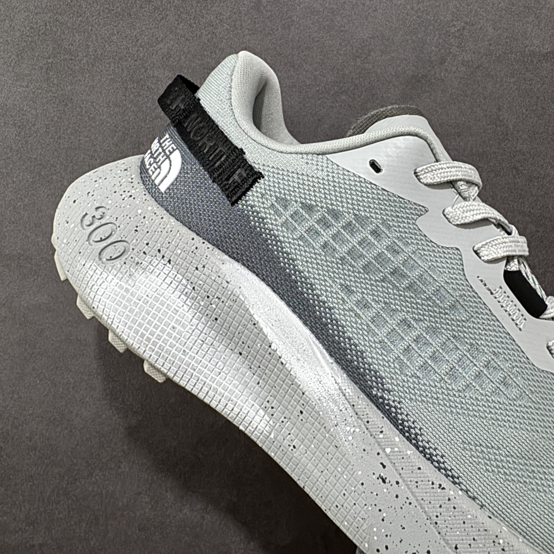 图片[6]-【纯原版】北面/The North Face Altamesa 300 阿尔塔梅萨300系列仿泼水 低帮徒步户外风登山休闲运动鞋 The North Face 全新越野跑训练鞋 Altamesa 300 兼具高效缓震与稳定性能 採用轻质、柔软的 DREAM 发泡中底科技和专為越野设计的 Surface CTRL™ 橡胶外底 大大加强舒适度和回弹性 而抓地力出色的凸纹底部让跑手可轻松应对不同路况 货号： NF0A8A9RV71-140 尺码： 39-45-选品中心