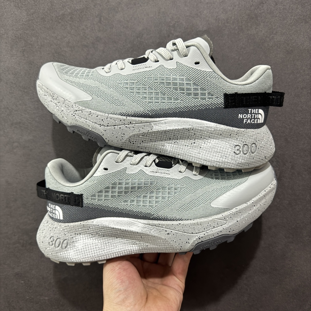 图片[2]-【纯原版】北面/The North Face Altamesa 300 阿尔塔梅萨300系列仿泼水 低帮徒步户外风登山休闲运动鞋 The North Face 全新越野跑训练鞋 Altamesa 300 兼具高效缓震与稳定性能 採用轻质、柔软的 DREAM 发泡中底科技和专為越野设计的 Surface CTRL™ 橡胶外底 大大加强舒适度和回弹性 而抓地力出色的凸纹底部让跑手可轻松应对不同路况 货号： NF0A8A9RV71-140 尺码： 39-45-选品中心