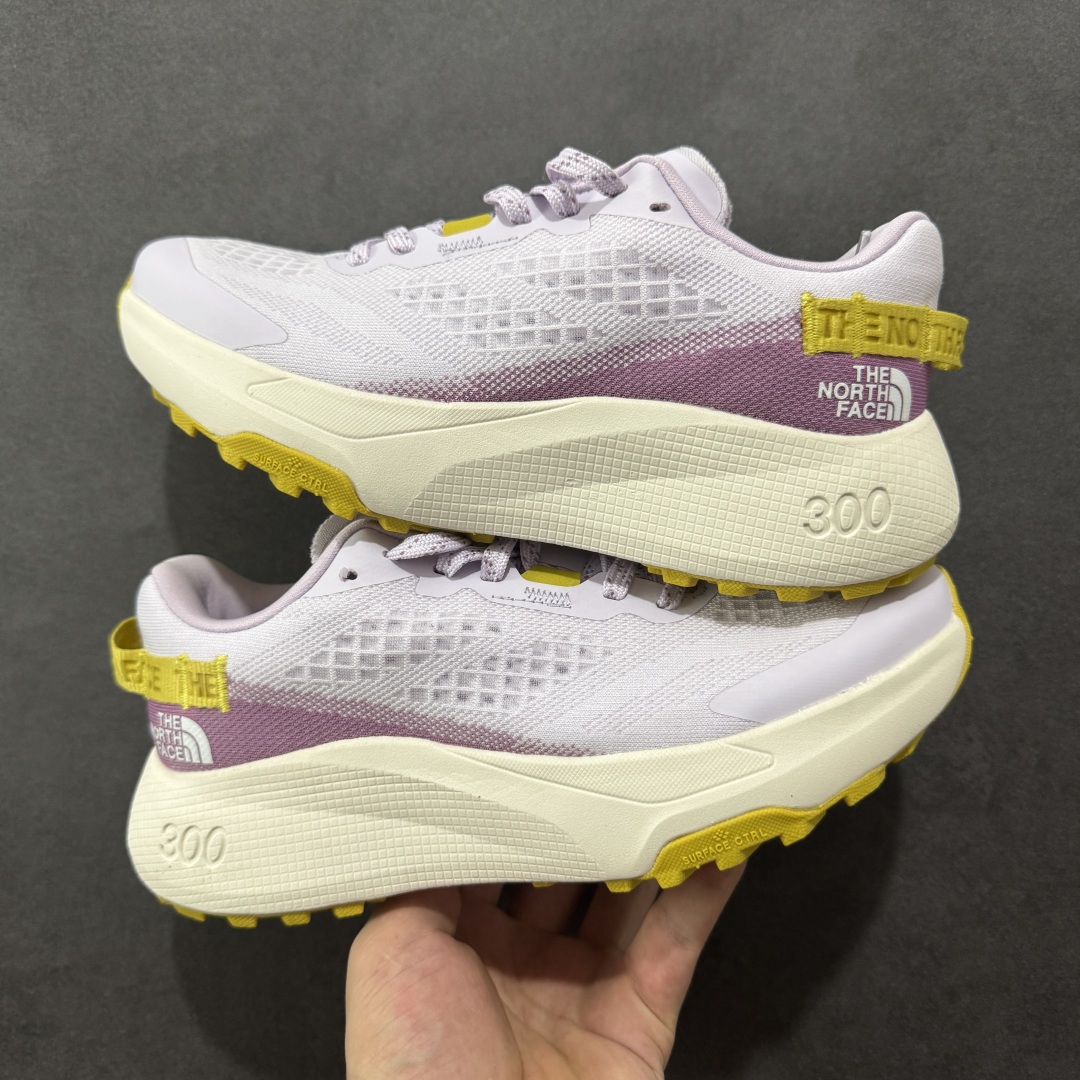 【纯原版】北面/The North Face Altamesa 300 阿尔塔梅萨300系列仿泼水 低帮徒步户外风登山休闲运动鞋 The North Face 全新越野跑训练鞋 Altamesa 300 兼具高效缓震与稳定性能 採用轻质、柔软的 DREAM 发泡中底科技和专為越野设计的 Surface CTRL™ 橡胶外底 大大加强舒适度和回弹性 而抓地力出色的凸纹底部让跑手可轻松应对不同路况 货号： NF0A8A9RV71-140 尺码： 39-45-选品中心