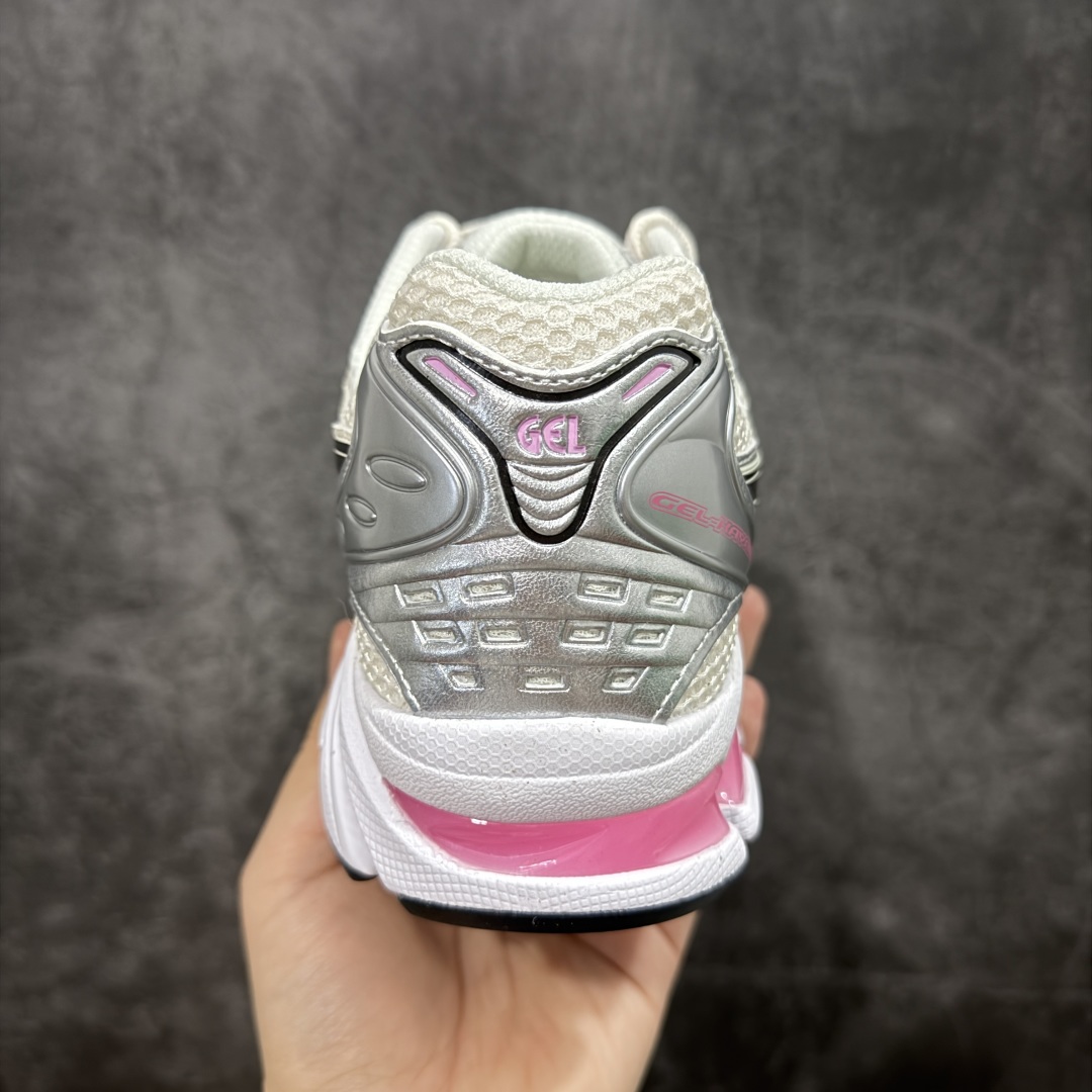 图片[4]-【总裁版】 ASICS GEL-KAYANO 14 亚瑟士系列轻量缓震休闲运动跑步鞋 市场天花板品质 鞋型细节秒杀市场流通版本 知名大厂出品 原版开发 细节完美把控 独家私模五层组合大底 原厂定制缓震硅胶加持 原盒原配 官方四联吊牌 一比一同步原鞋工艺和用料 后跟一样采用了GEL缓震胶 整体系列设计非常的科技感！ 锻炼跑步的同时让你一样时尚百搭！ 设计师 Hidenori Yamashita 以「Flash」一词为灵感，创造出未来感金属色鞋面，改造升级内在性能，由内而外全面革新，为 GEL-KAYANO 家族传承及经典跑鞋文化的延续，创下里程碑式作品。ASICS GEL – KAYANO 14 跑鞋重新诠释了复古的跑步形状，并以其 2000 年代后期的美学理念重新铺装，银色与蓝色的鞋面极为高档.网面铺陈与鞋面、鞋头多处细节位增添了透气性。ASICS GEL – KAYANO 14的鞋后跟部中底上以及多密度耐磨鞋底增加了 GEL 缓震胶，提供高抗冲击性、缓冲性、可保护脚部免受地面冲击的影响，穿着舒适性十足「入手同款」 尺码：36 37 37.5 38 39 39.5 40.5 41.5 42 42.5 43.5 44 45 46-选品中心